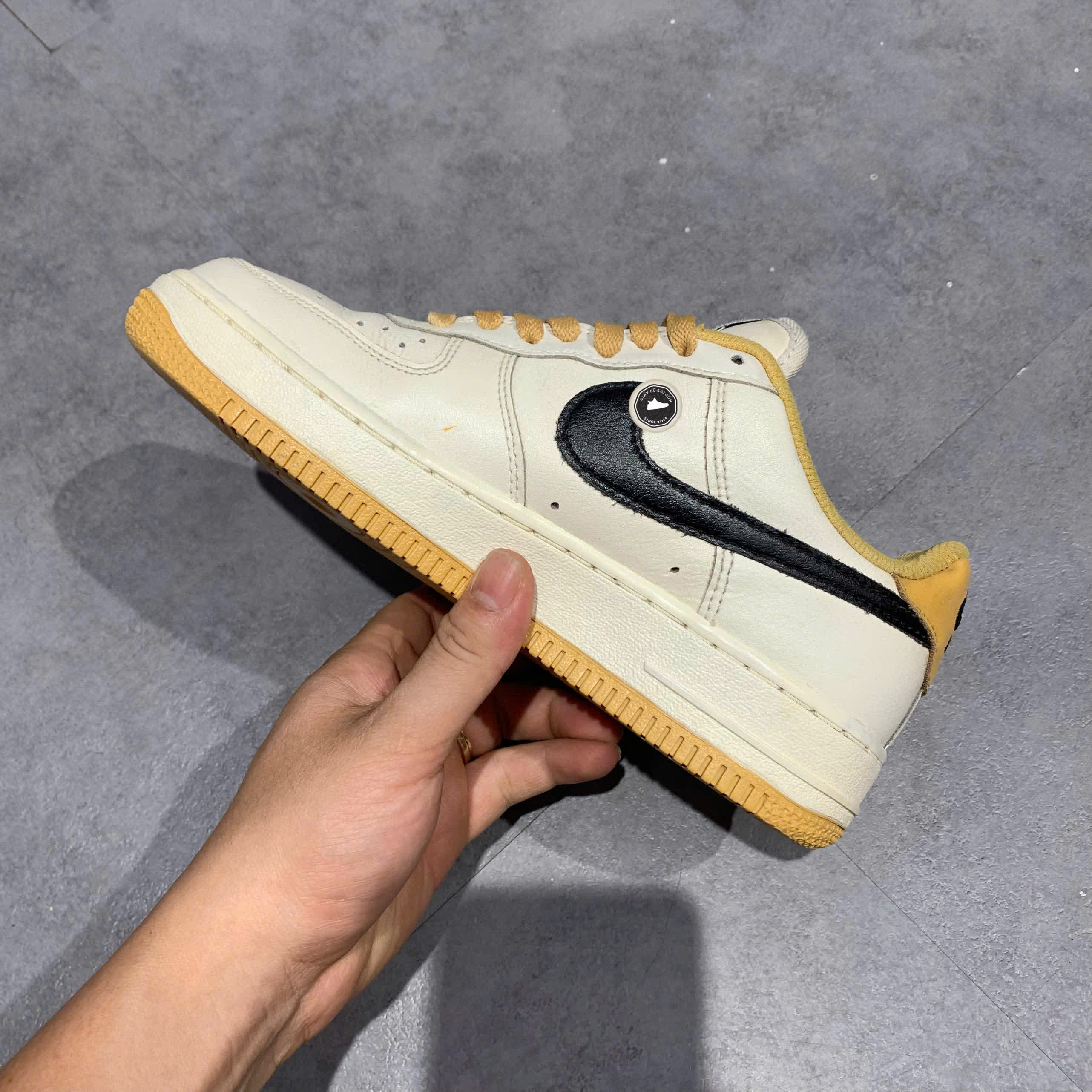 NIKE AIR FORCE 1 '07 LV8 'SAIL TAN BLACK' FD9063 101 SIZE 36.5 GIÀY 2HAND CHÍNH HÃNG PVN20800