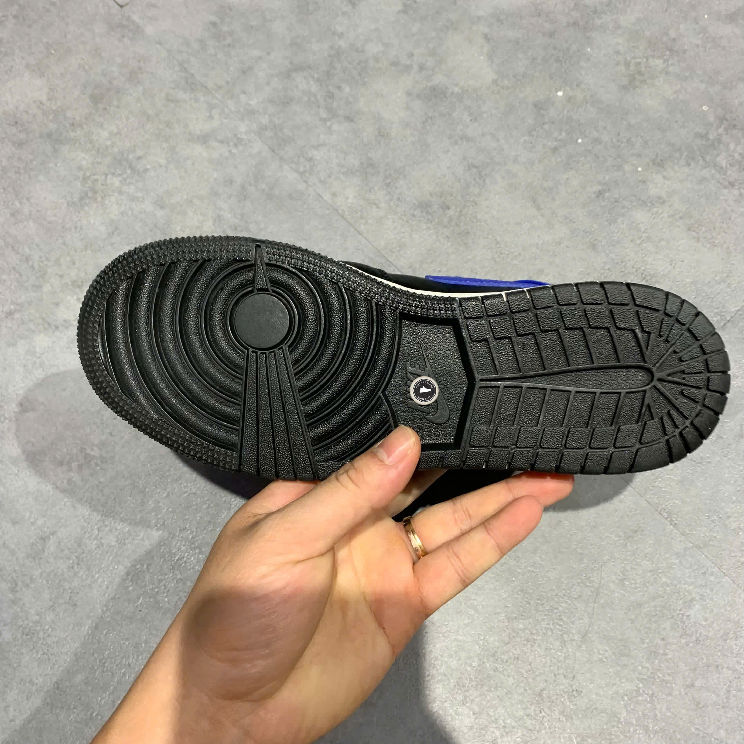 AIR JORDAN 1 MID HYPER ROYAL GS 554725 077 SIZE 36.5 GIÀY 2HAND CHÍNH HÃNG PVN20809