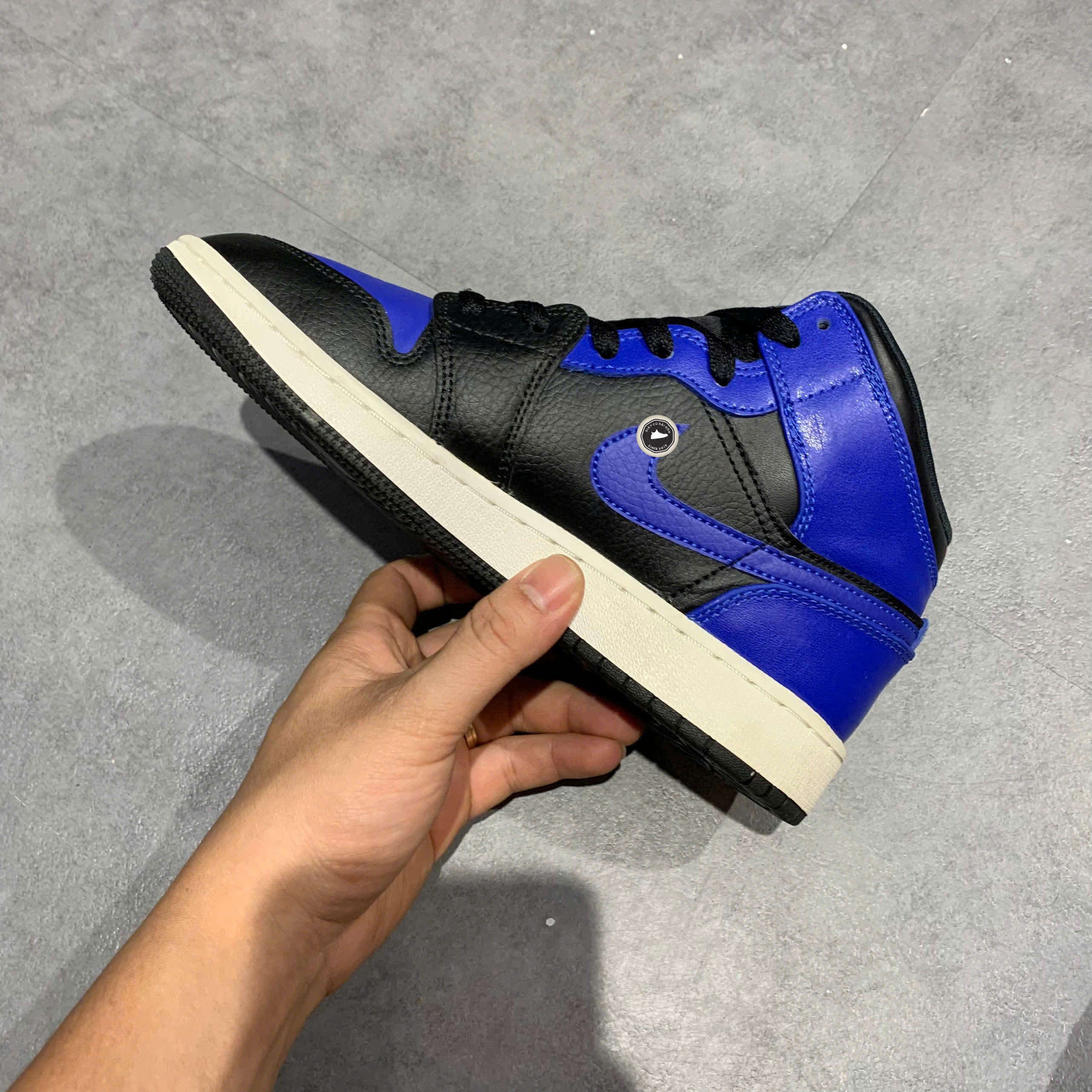 AIR JORDAN 1 MID HYPER ROYAL GS 554725 077 SIZE 36.5 GIÀY 2HAND CHÍNH HÃNG PVN20809