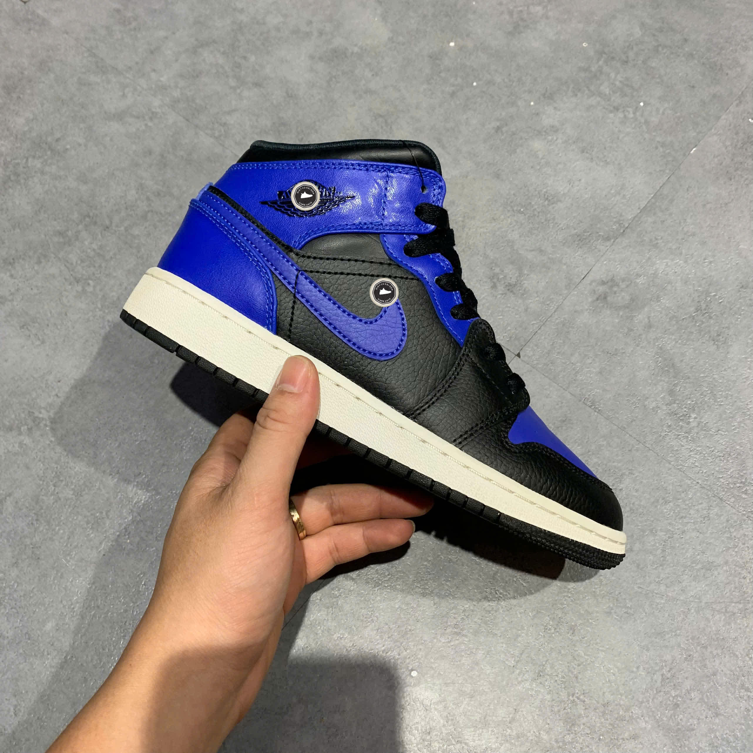 AIR JORDAN 1 MID HYPER ROYAL GS 554725 077 SIZE 36.5 GIÀY 2HAND CHÍNH HÃNG PVN20809