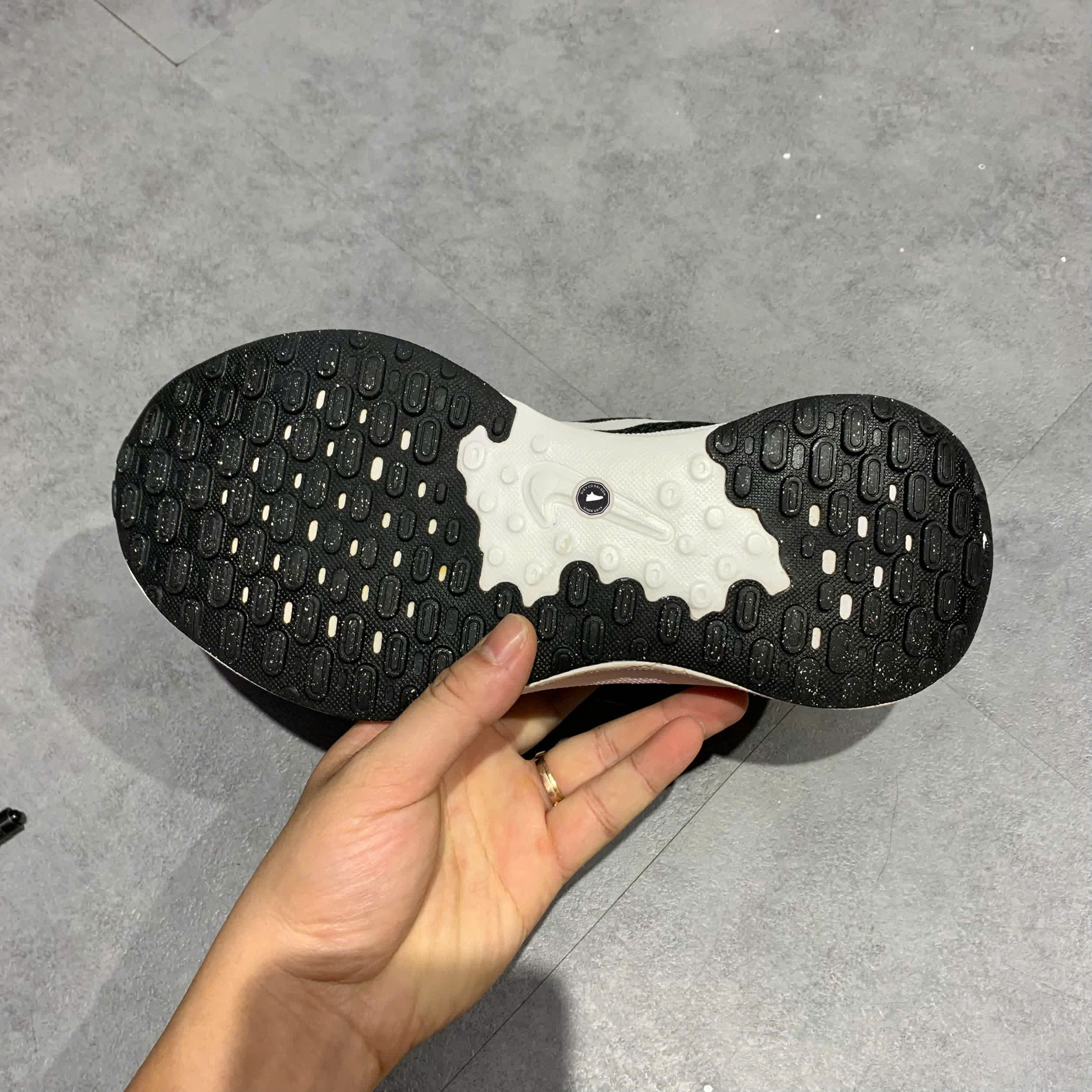 NIKE REVOLUTION 7 ROAD WIDE 'BLACK WHITE' FB8501 002 SIZE 39 GIÀY 2HAND CHÍNH HÃNG PVN20589