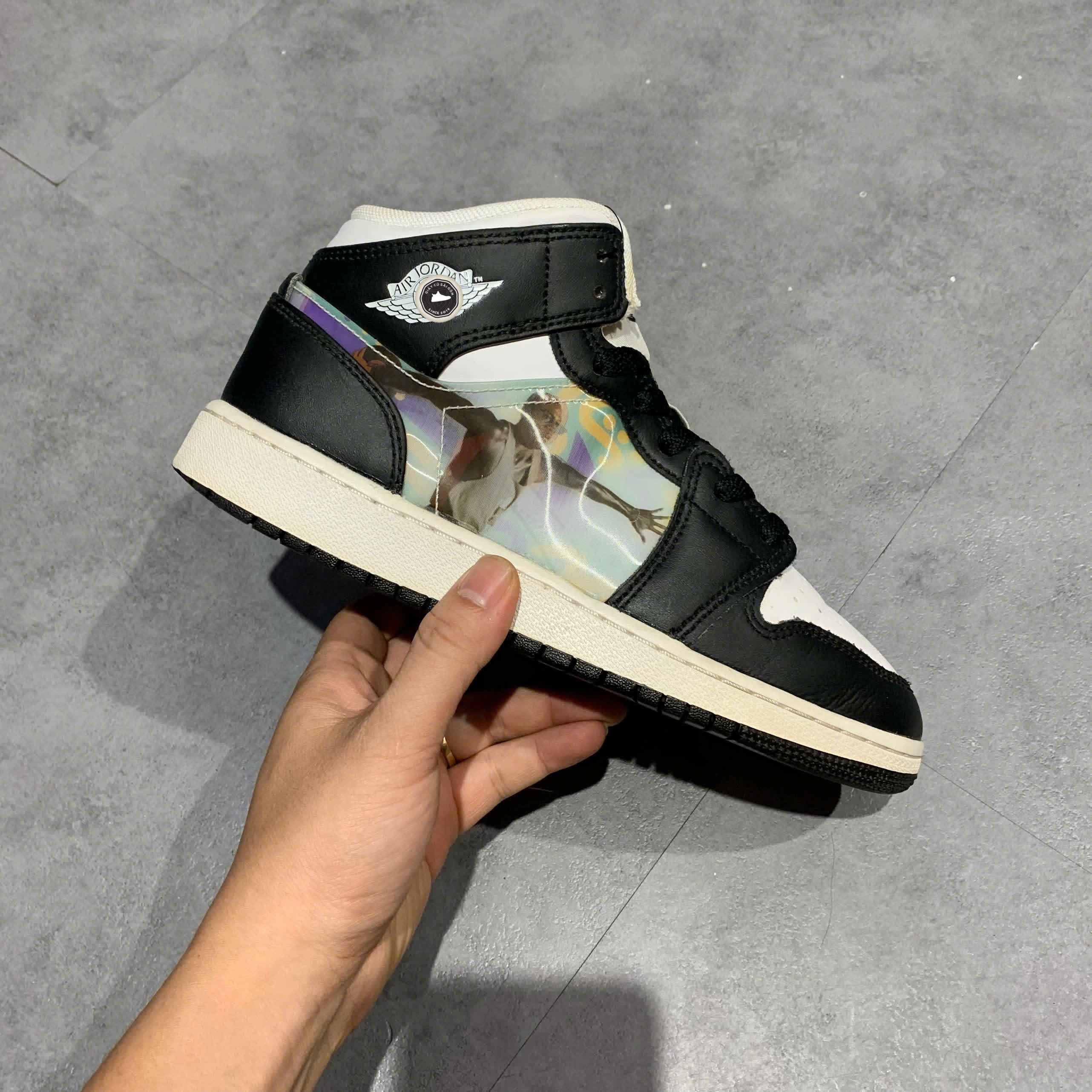 AIR JORDAN 1 MID GS 'HOLOGRAM' DR9495 001 SIZE 38 GIÀY 2HAND CHÍNH HÃNG PVN20715