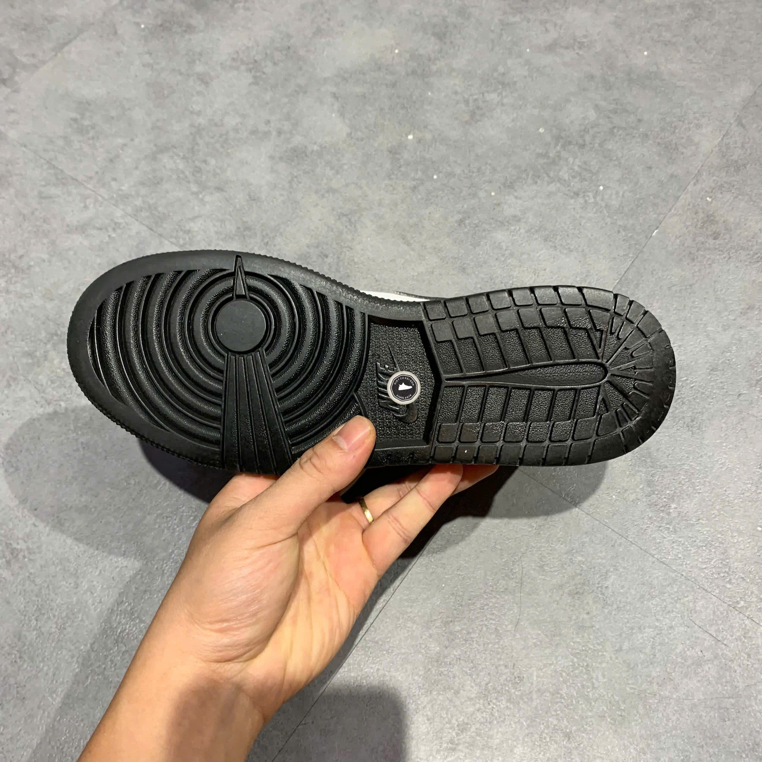 AIR JORDAN 1 MID GS 'HOLOGRAM' DR9495 001 SIZE 38 GIÀY 2HAND CHÍNH HÃNG PVN20715