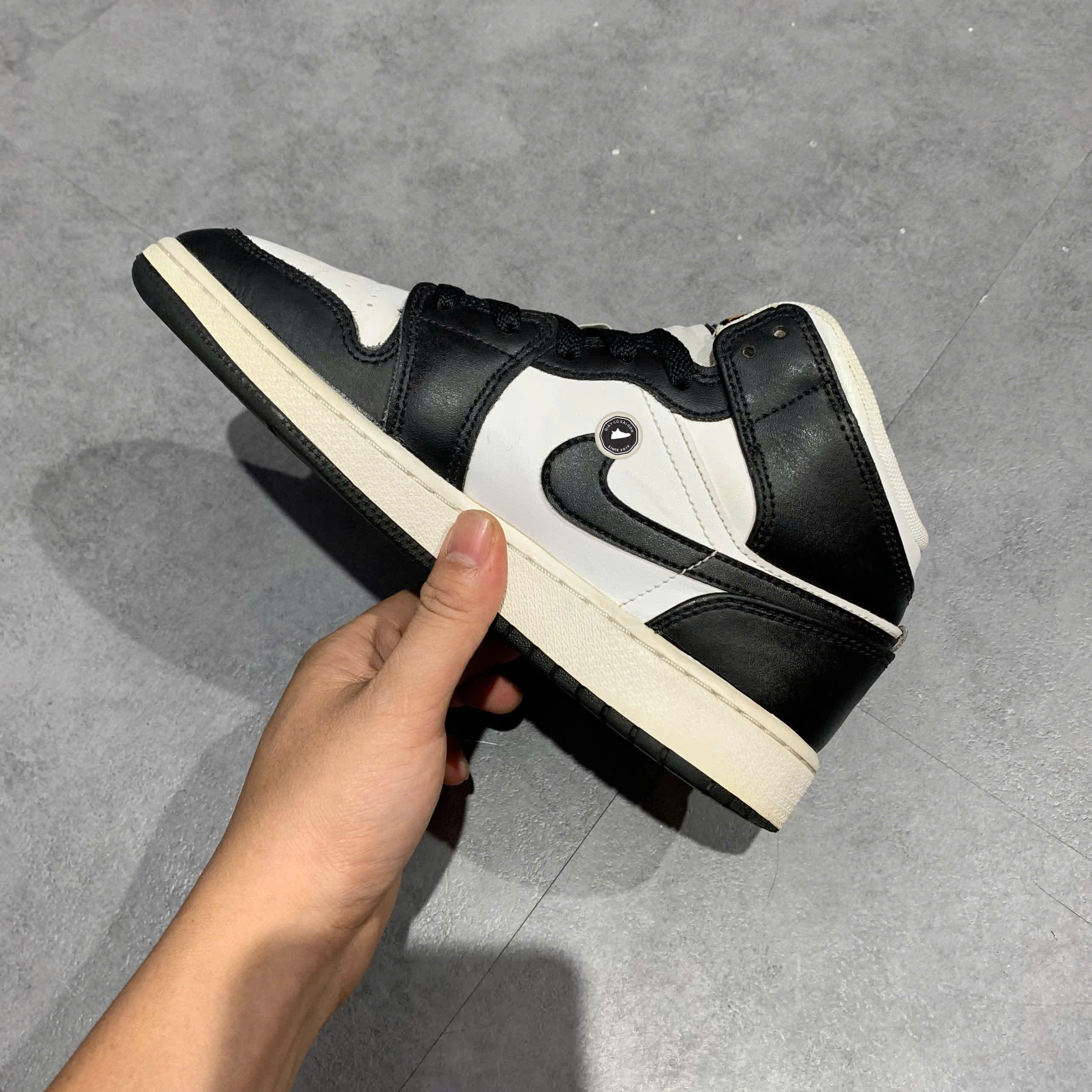 AIR JORDAN 1 MID GS 'HOLOGRAM' DR9495 001 SIZE 38 GIÀY 2HAND CHÍNH HÃNG PVN20715