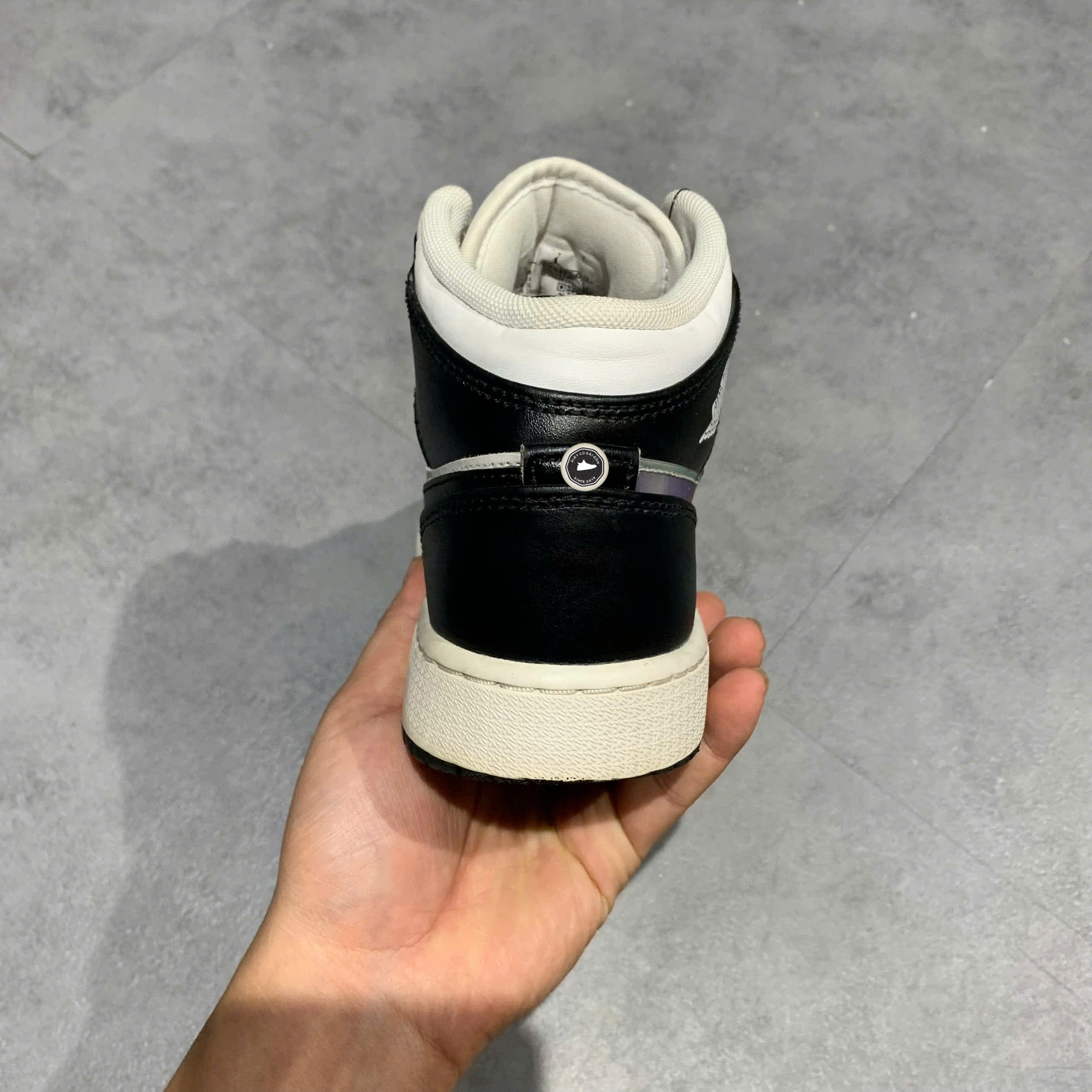 AIR JORDAN 1 MID GS 'HOLOGRAM' DR9495 001 SIZE 38 GIÀY 2HAND CHÍNH HÃNG PVN20715