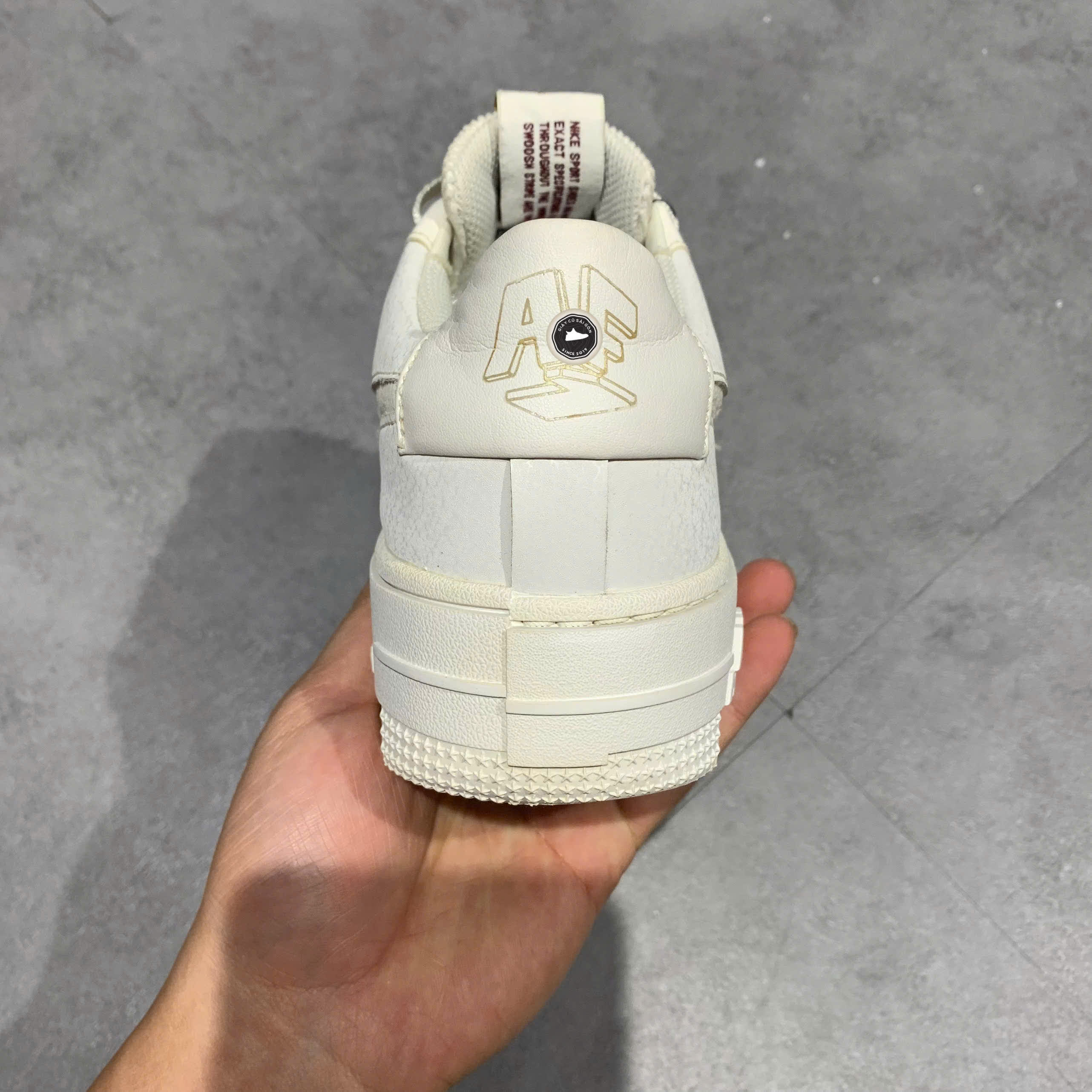 NIKE AIR FORCE 1 LOW PIXEL SUMMIT WHITE GOLD CHAIN DC1160 100 SIZE 37.5 GIÀY 2HAND CHÍNH HÃNG PVN20678