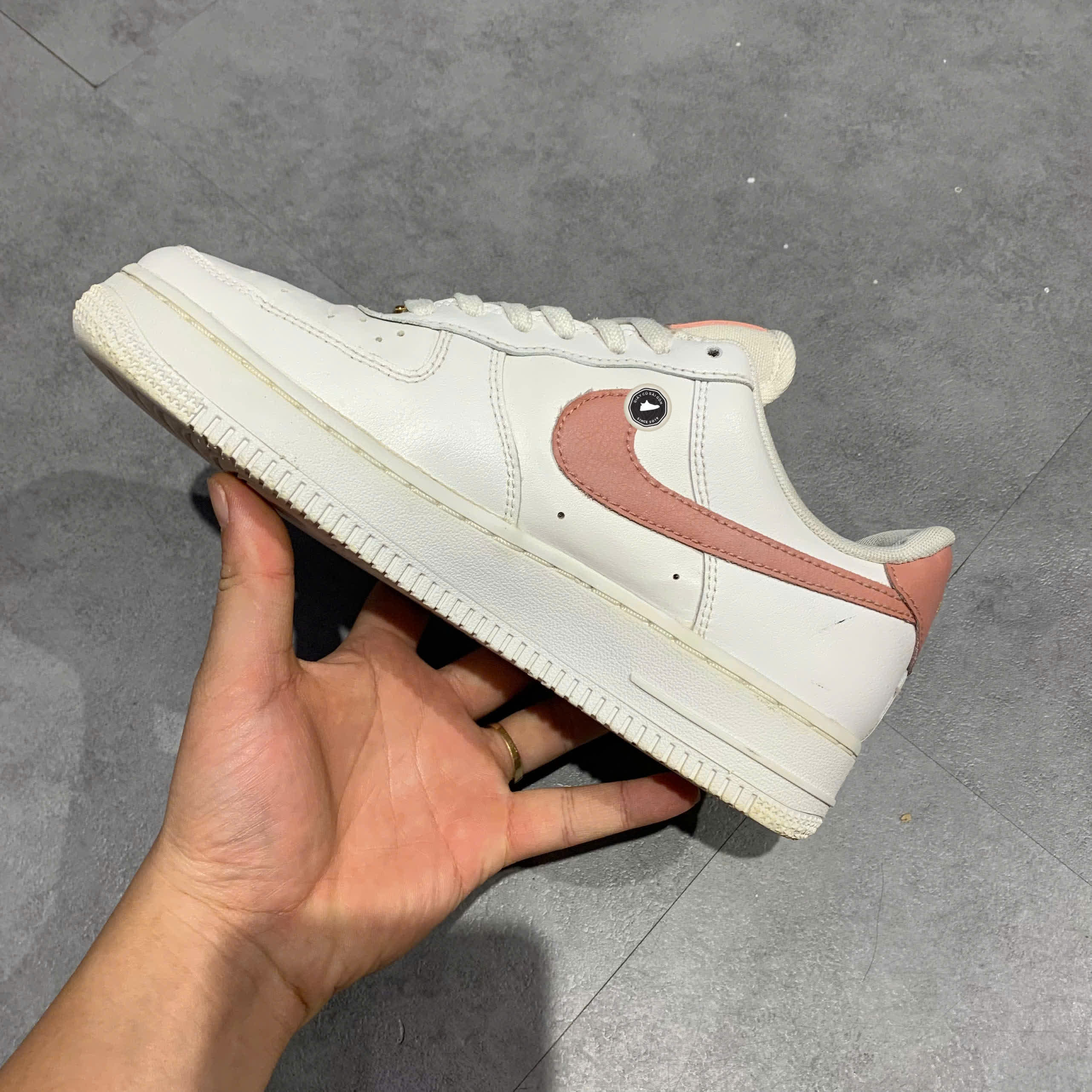 GIÀY NIKE AIR FORCE 1 LOW '07 ESSENTIAL 'WHITE RUST PINK' CZ0270 103 SIZE 37.5 GIÀY 2HAND CHÍNH HÃNG PVN20692