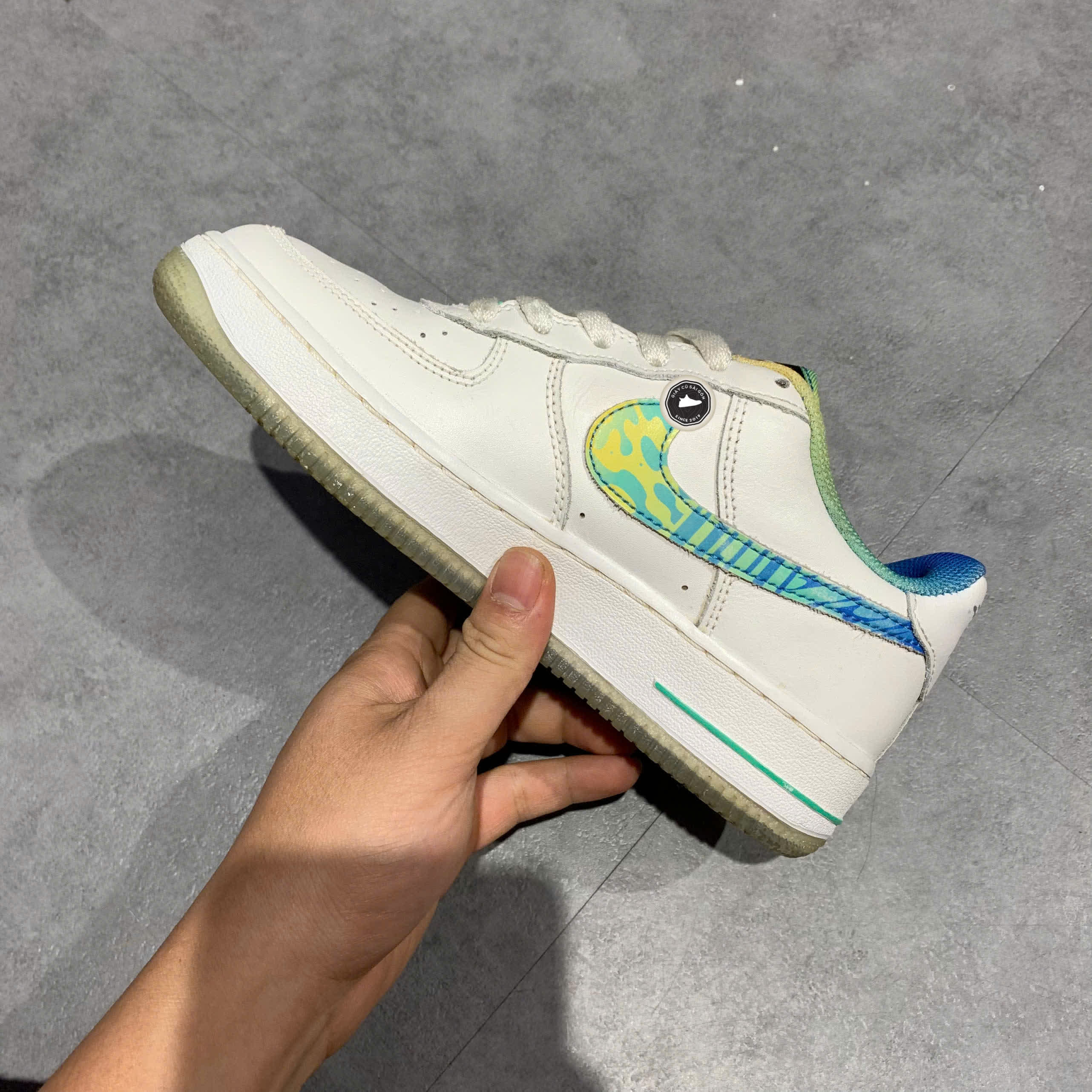 NIKE AIR FORCE 1 LOW 'UNLOCK YOUR SPACE' (GS) FJ7691 191 SIZE 36 GIÀY 2HAND CHÍNH HÃNG PVN20680