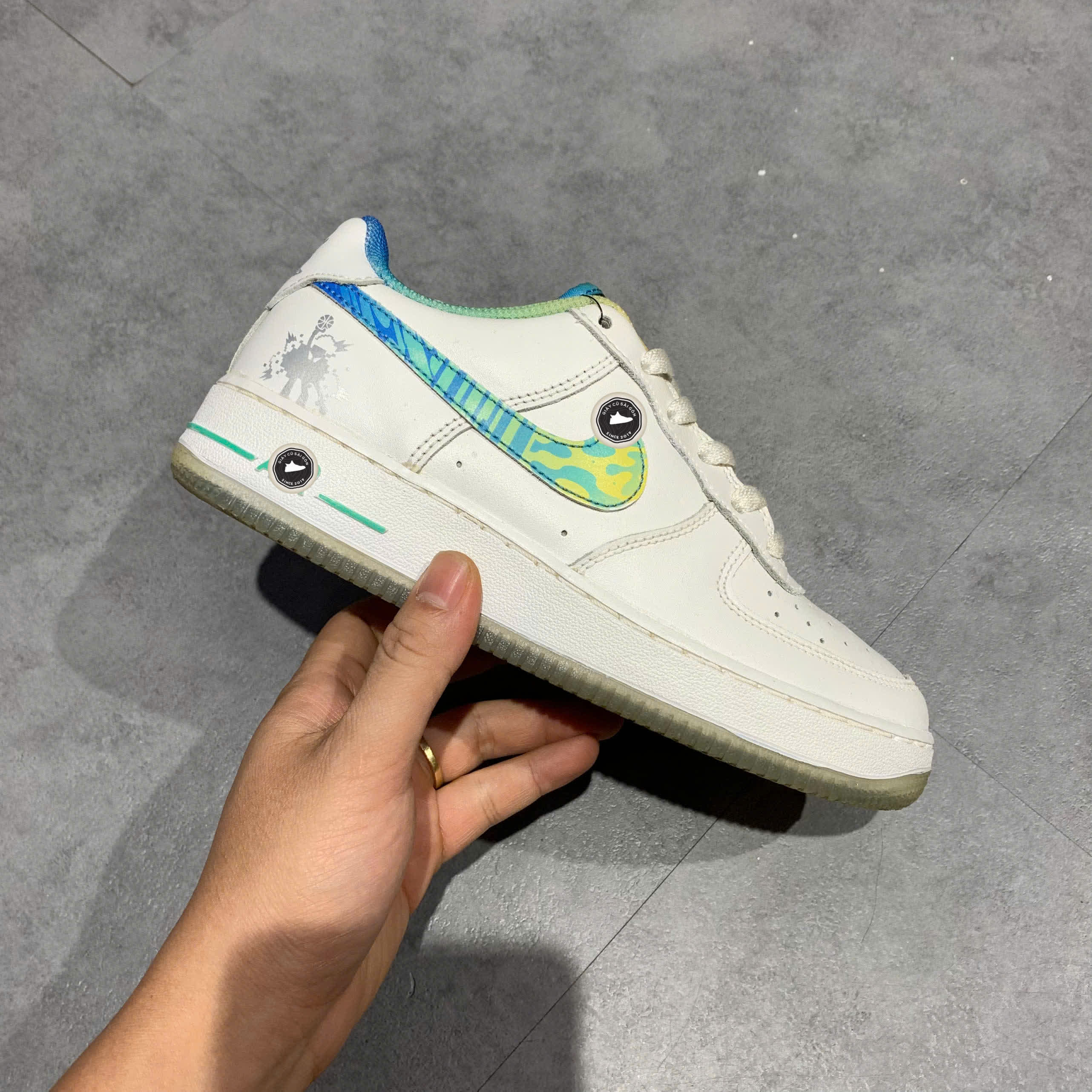 NIKE AIR FORCE 1 LOW 'UNLOCK YOUR SPACE' (GS) FJ7691 191 SIZE 36 GIÀY 2HAND CHÍNH HÃNG PVN20680