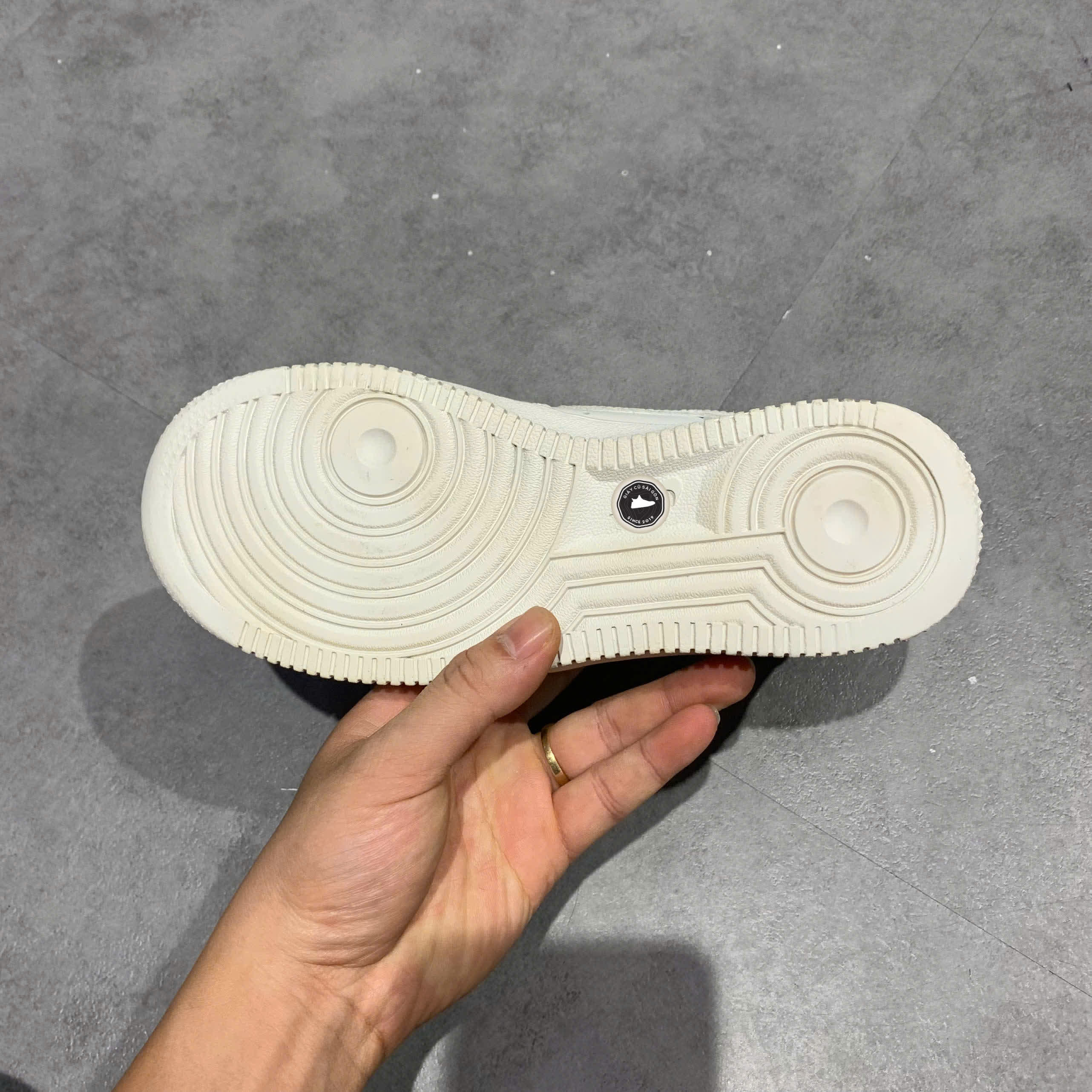 NIKE AIR FORCE 1 '07 'TRIPLE WHITE' DD8959-100 SIZE 35.5 GIÀY 2HAND CHÍNH HÃNG PVN20684