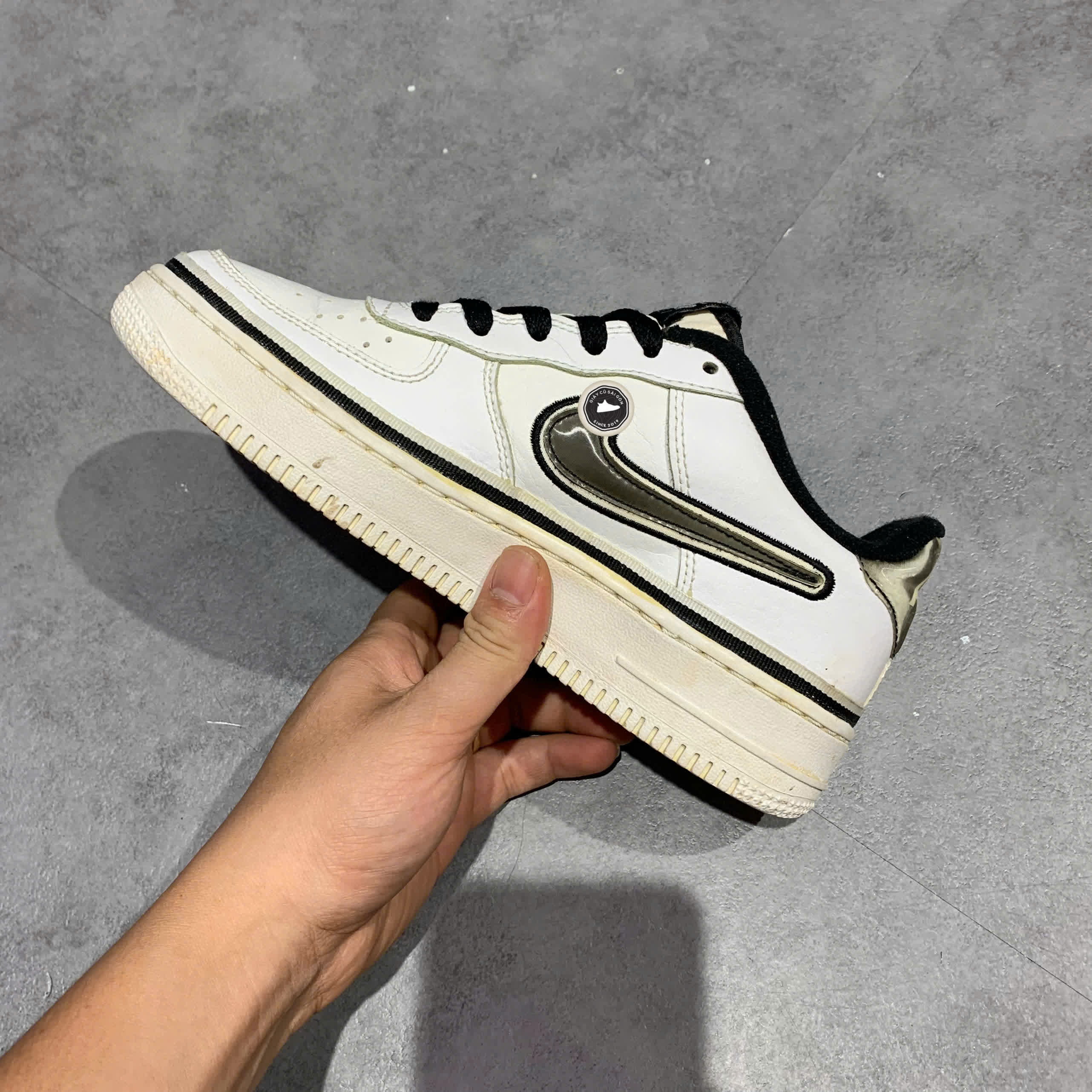 NIKE AIR FORCE 1 LOW NBA WHITE BLACK AR0734-100 SIZE 36.5 GIÀY 2HAND CHÍNH HÃNG PVN20674