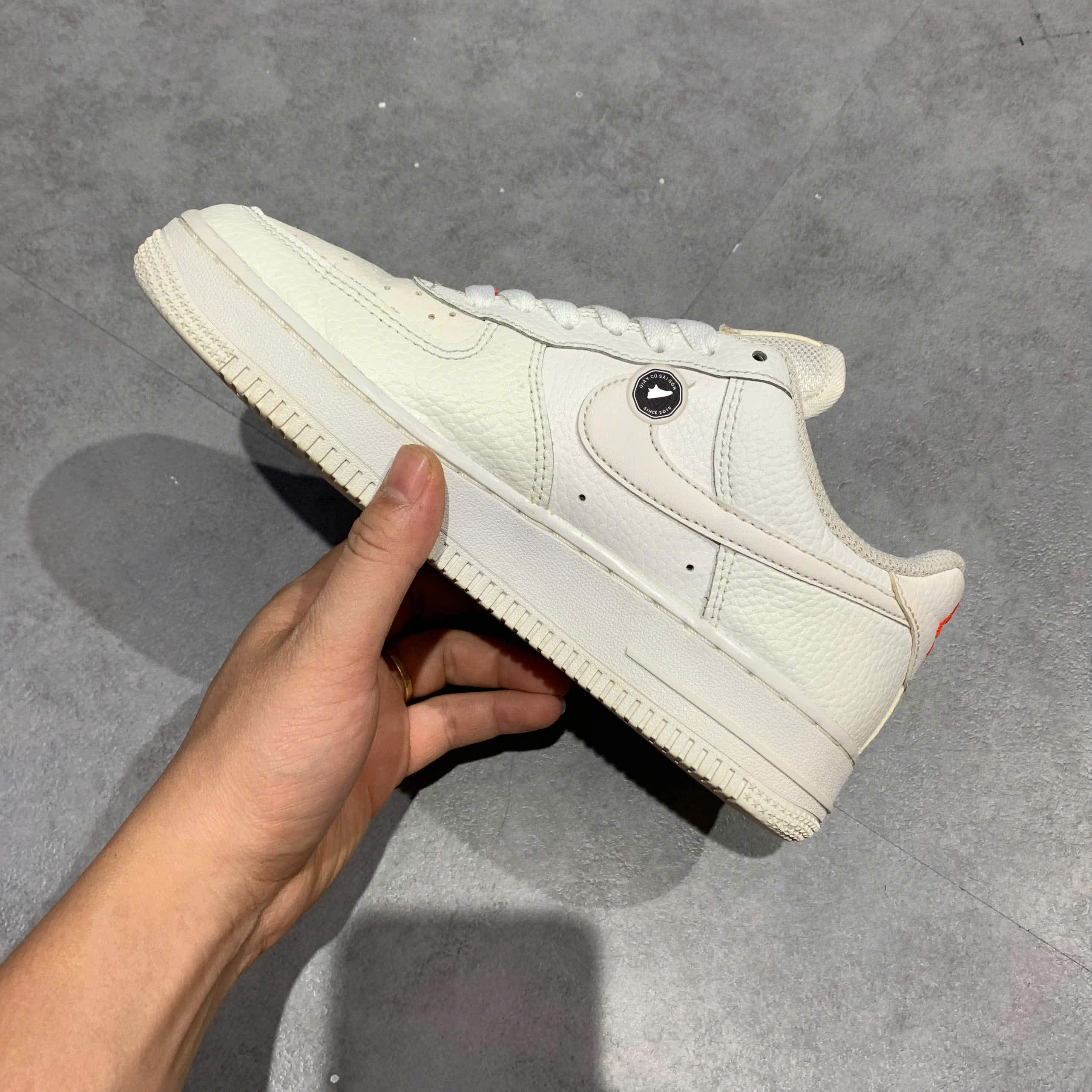 (WMNS) Nike Air Force 1 '07 Essential 'Summit White Solar Red' CT1989-101 SIZE 38 GIÀY 2HAND CHÍNH HÃNG PVN20709