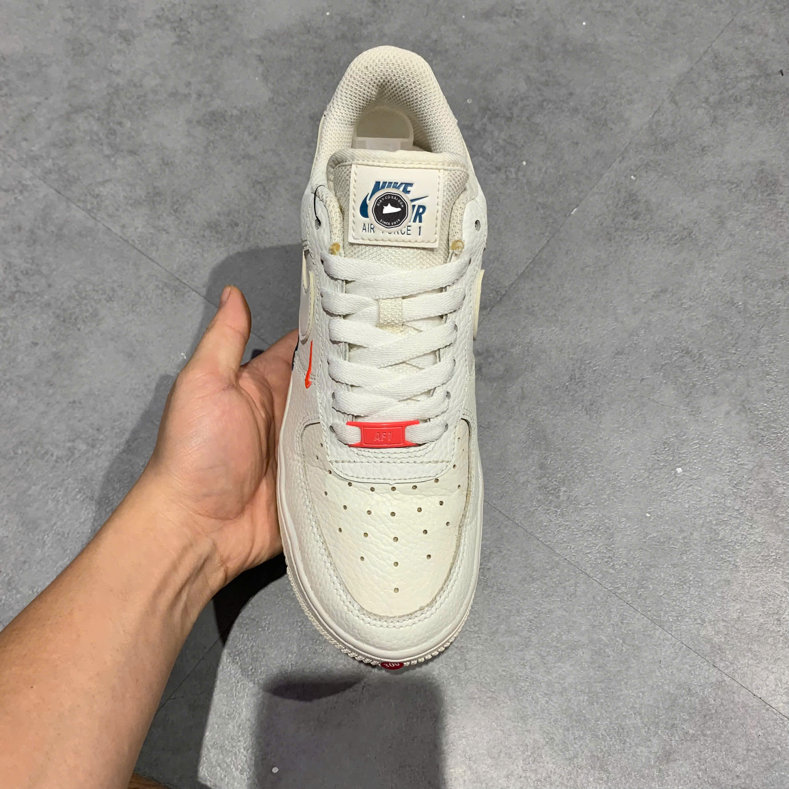 (WMNS) Nike Air Force 1 '07 Essential 'Summit White Solar Red' CT1989-101 SIZE 38 GIÀY 2HAND CHÍNH HÃNG PVN20709