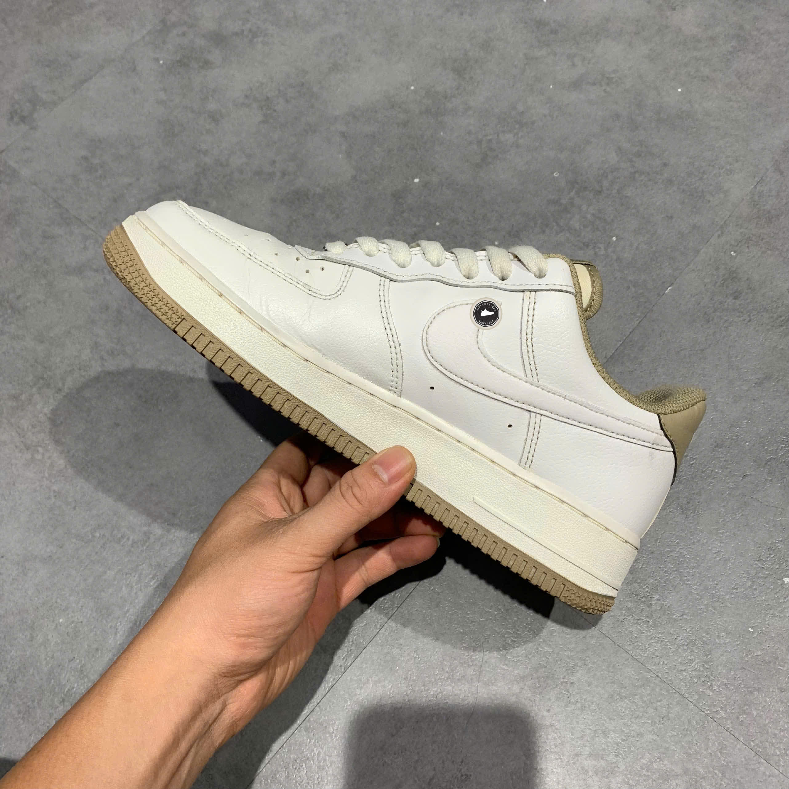 NIKE AIR FORCE 1 LOW WHITE TAUPE DR9867 100 SIZE 39 GIÀY 2HAND CHÍNH HÃNG PVN20704