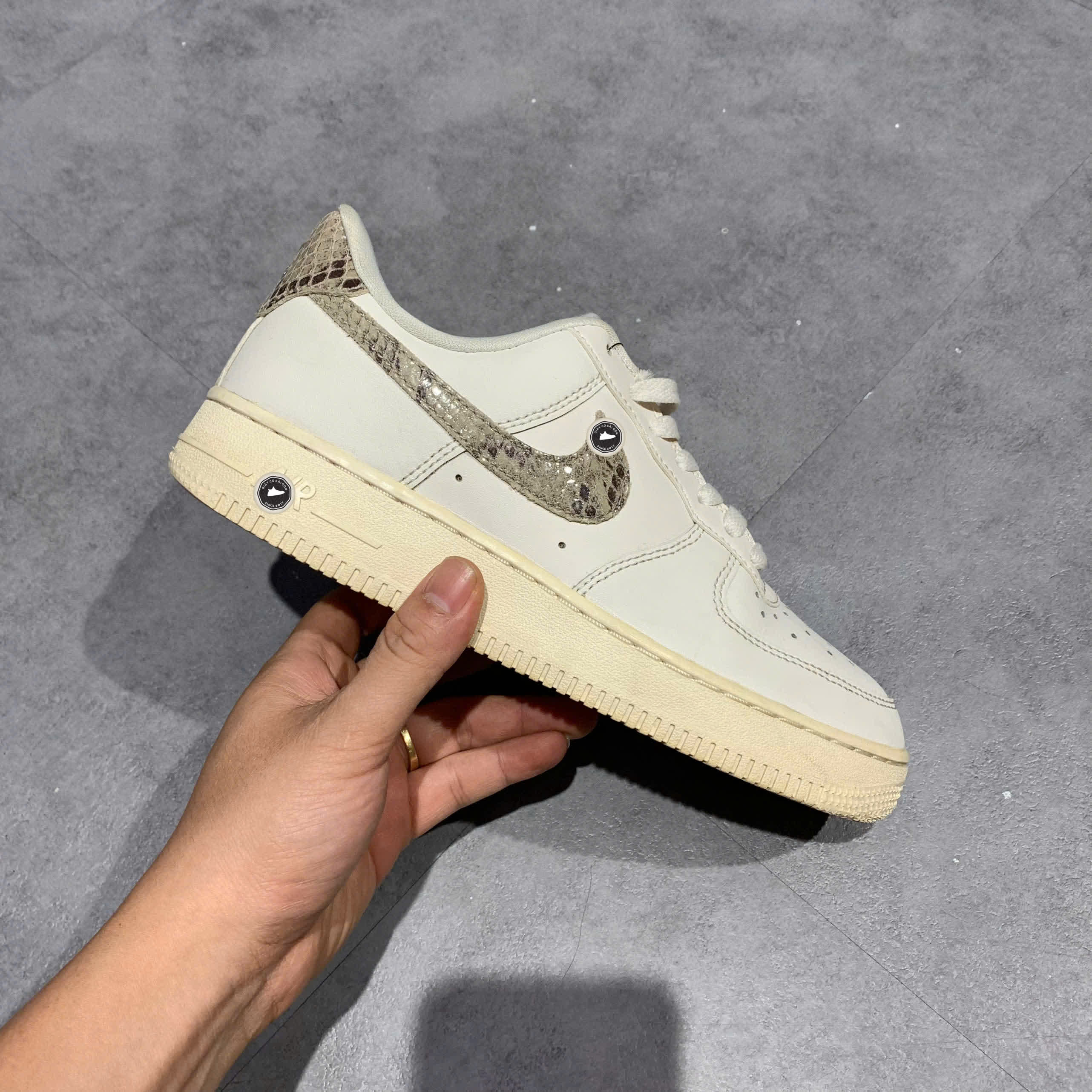 NIKE AIR FORCE 1 '07 'PHANTOM IVORY SNAKESKIN' DD8959 002 SIZE 38 GIÀY 2HAND CHÍNH HÃNG PVN20681