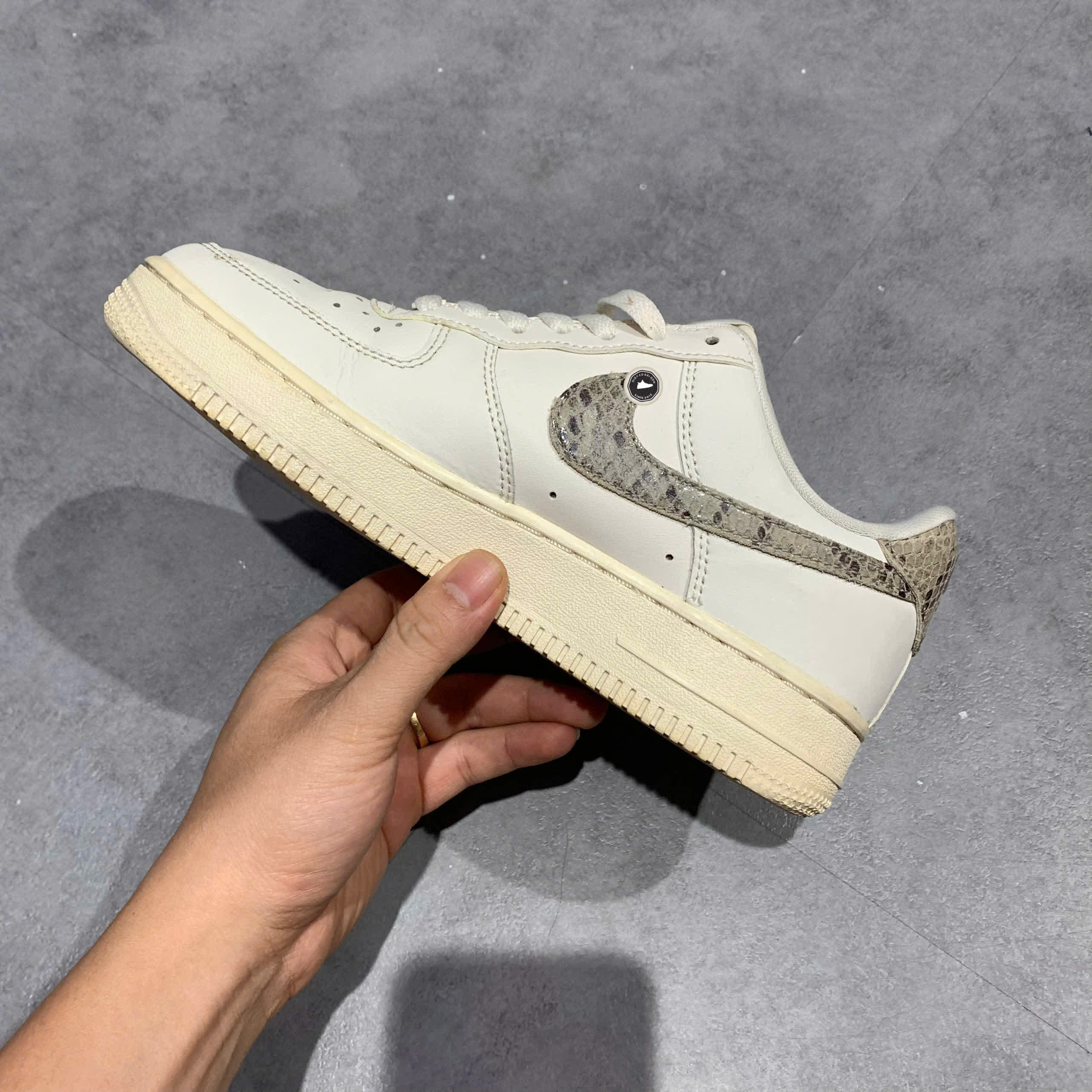 NIKE AIR FORCE 1 '07 'PHANTOM IVORY SNAKESKIN' DD8959 002 SIZE 38 GIÀY 2HAND CHÍNH HÃNG PVN20681