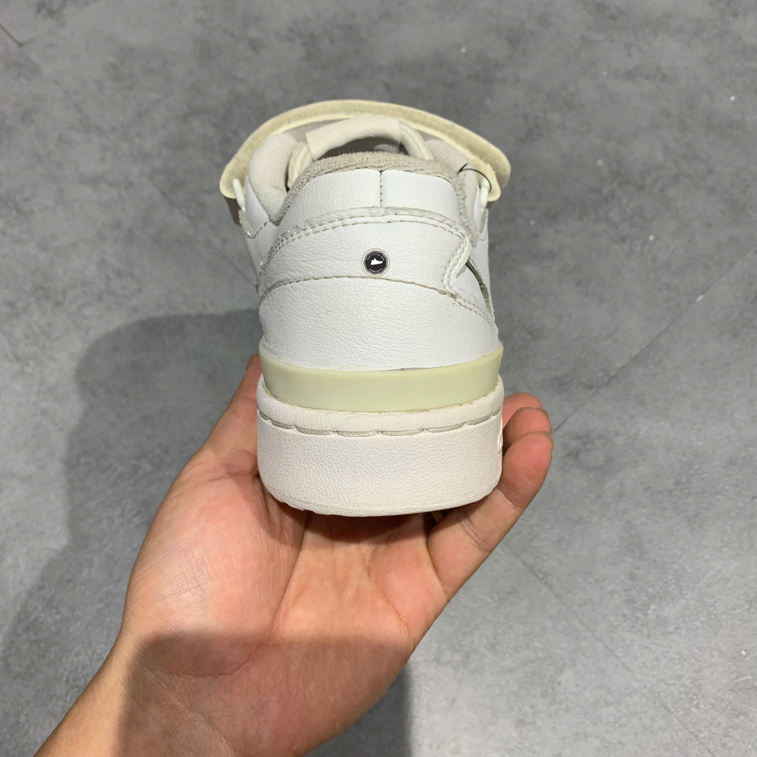 ADIDAS FORUM LOW J TRIPLE WHITE FY7973 SIZE 39 1/3 GIÀY 2HAND CHÍNH HÃNG PVN20827
