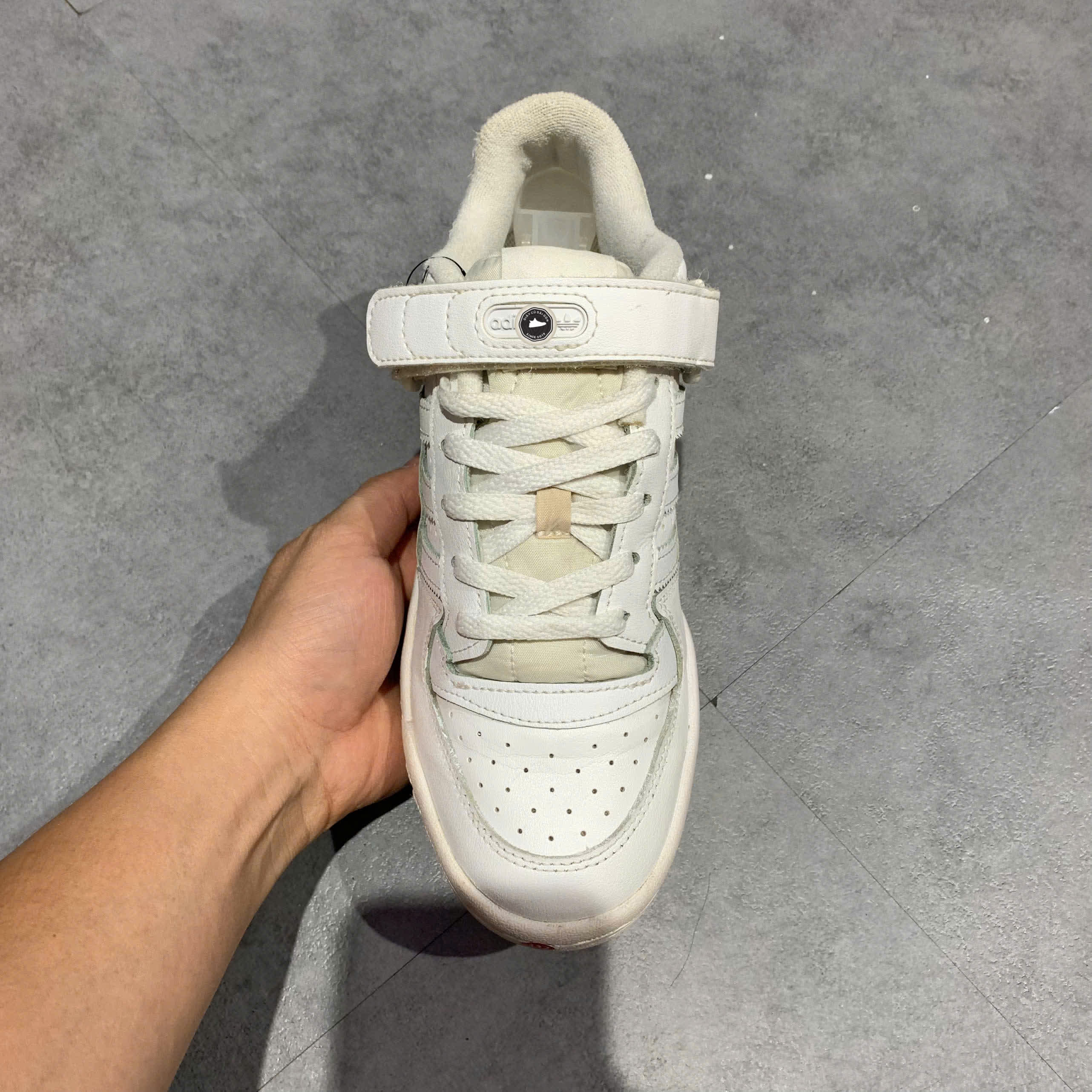 ADIDAS FORUM LOW J TRIPLE WHITE FY7973 SIZE 39 1/3 GIÀY 2HAND CHÍNH HÃNG PVN20827