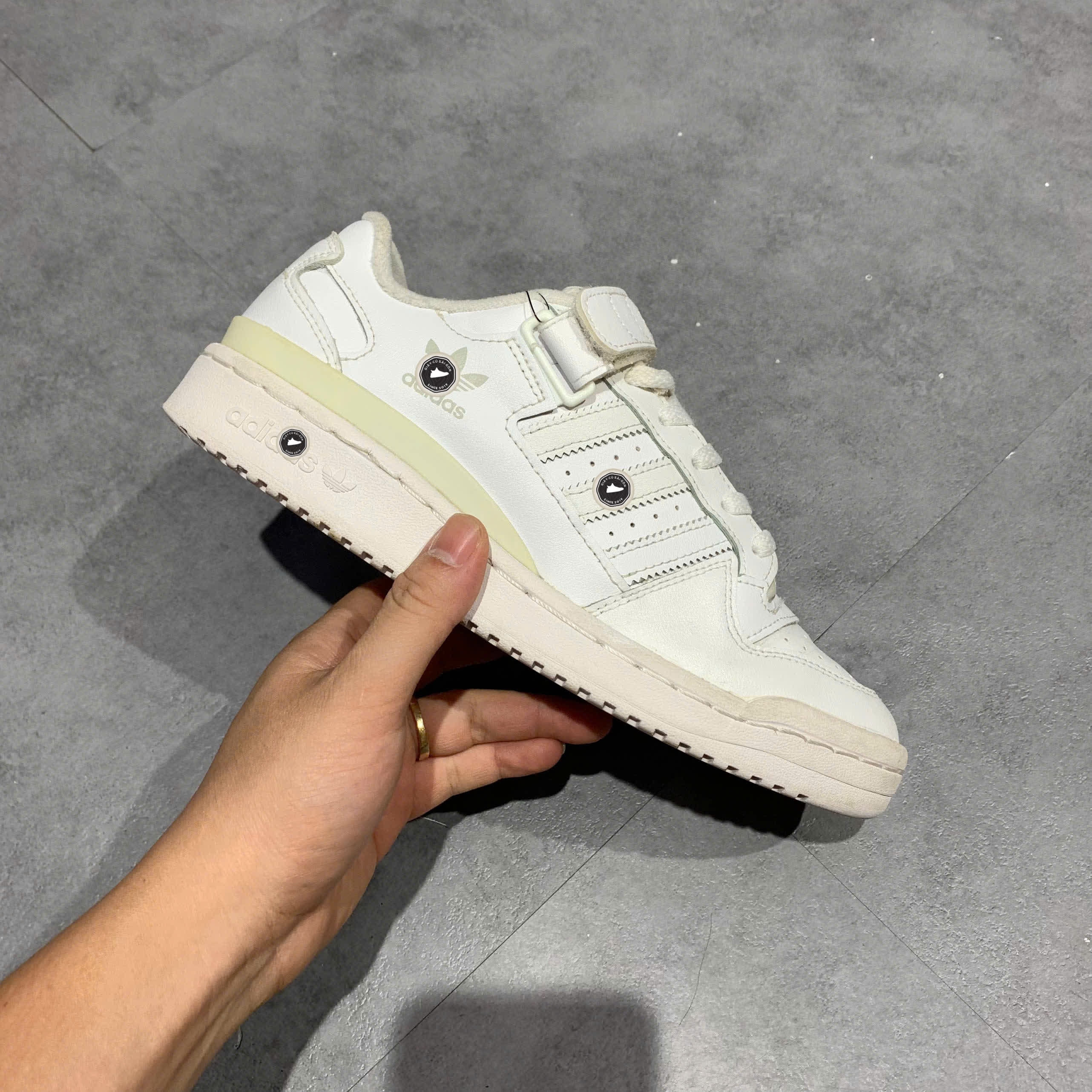 ADIDAS FORUM LOW J TRIPLE WHITE FY7973 SIZE 39 1/3 GIÀY 2HAND CHÍNH HÃNG PVN20827