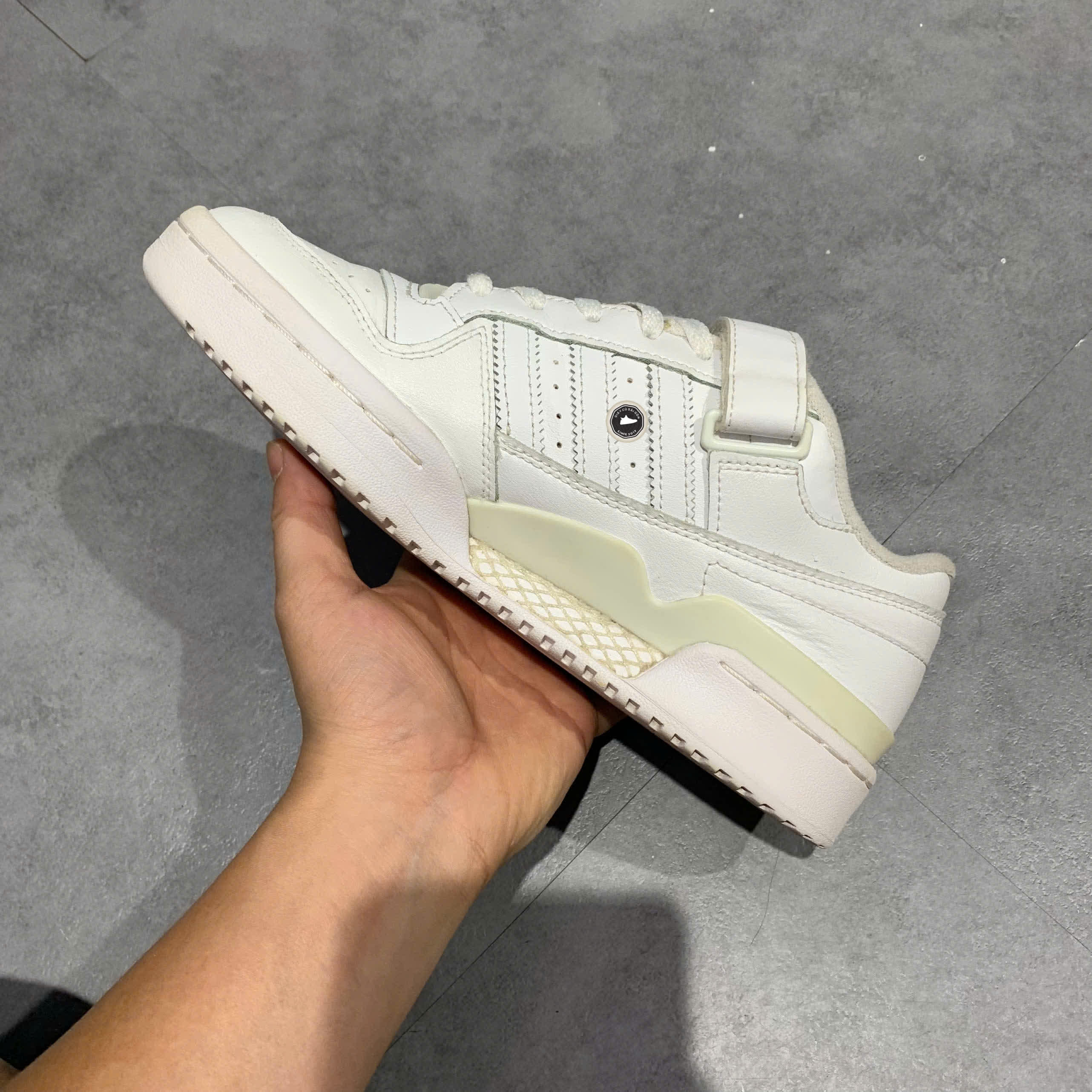 ADIDAS FORUM LOW J TRIPLE WHITE FY7973 SIZE 39 1/3 GIÀY 2HAND CHÍNH HÃNG PVN20827