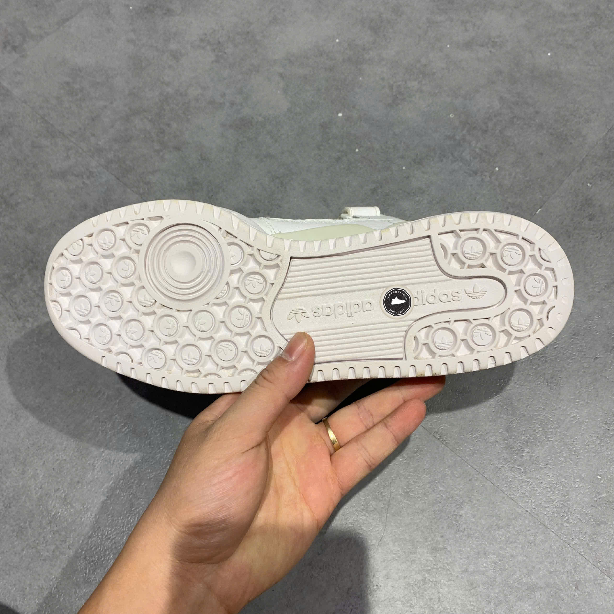 ADIDAS FORUM LOW J TRIPLE WHITE FY7973 SIZE 39 1/3 GIÀY 2HAND CHÍNH HÃNG PVN20827