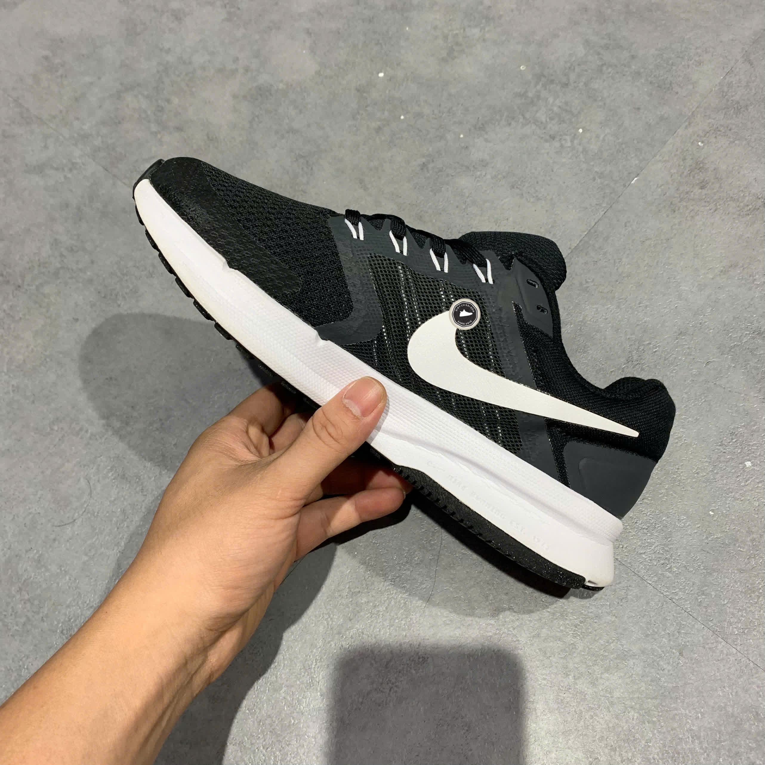 NIKE WMNS RUN SWIFT 3 'BLACK WHITE' DR2698 002 SIZE 38 GIÀY 2HAND CHÍNH HÃNG PVN20884