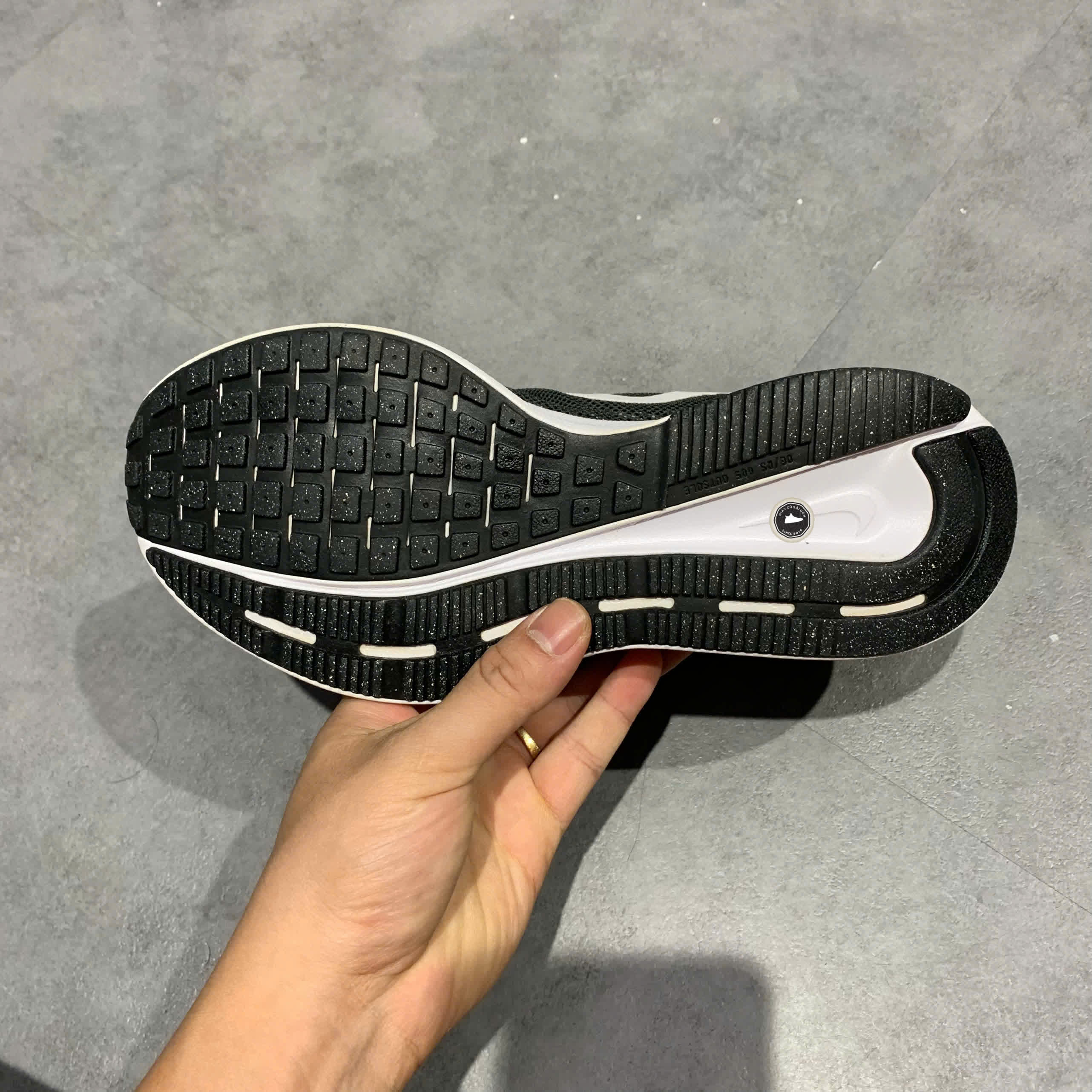 NIKE WMNS RUN SWIFT 3 'BLACK WHITE' DR2698 002 SIZE 38 GIÀY 2HAND CHÍNH HÃNG PVN20884