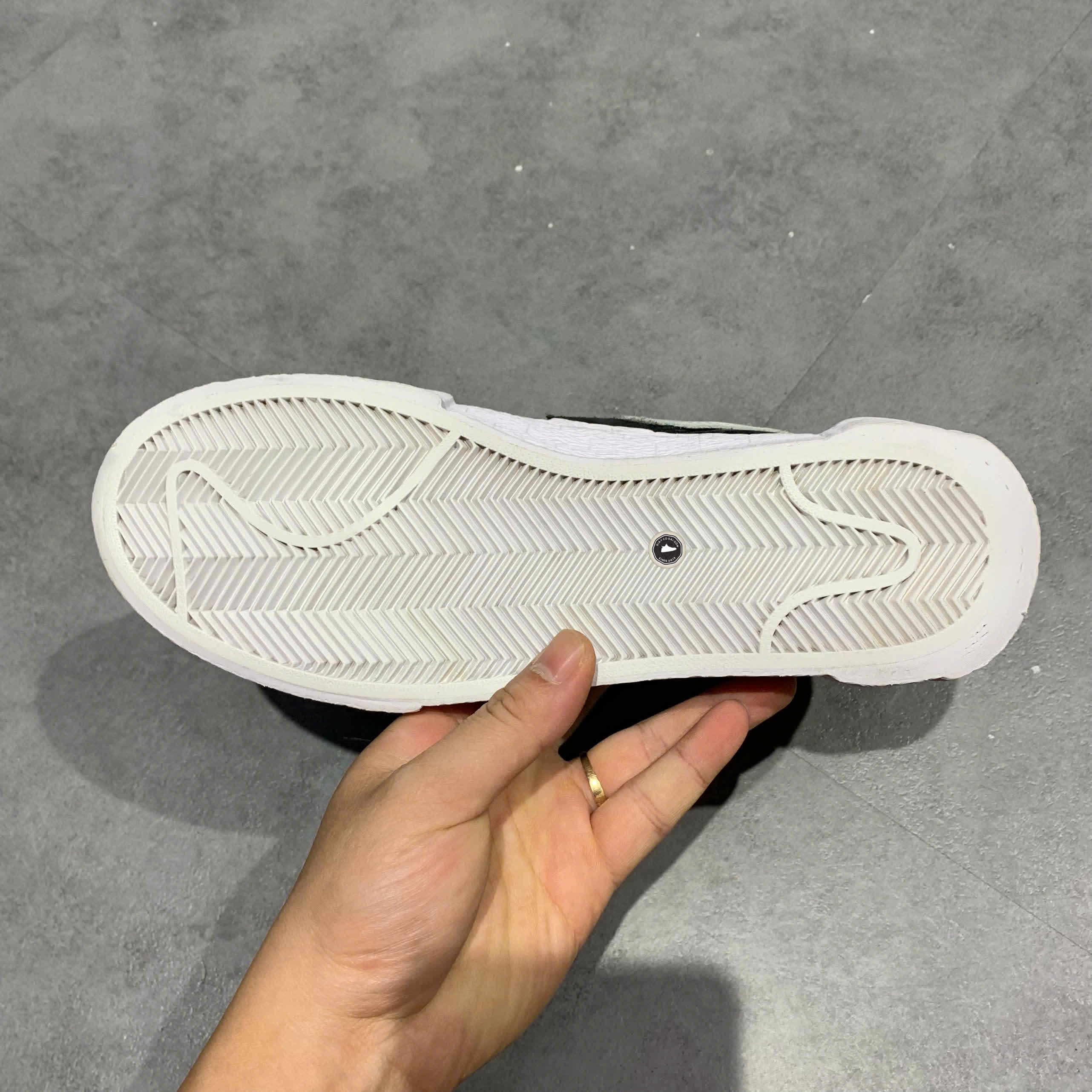 NIKE BLAZER LOW SACAI BLACK PATENT LEATHER DM6443-001 SIZE 38 GIÀY 2HAND CHÍNH HÃNG PVN20947