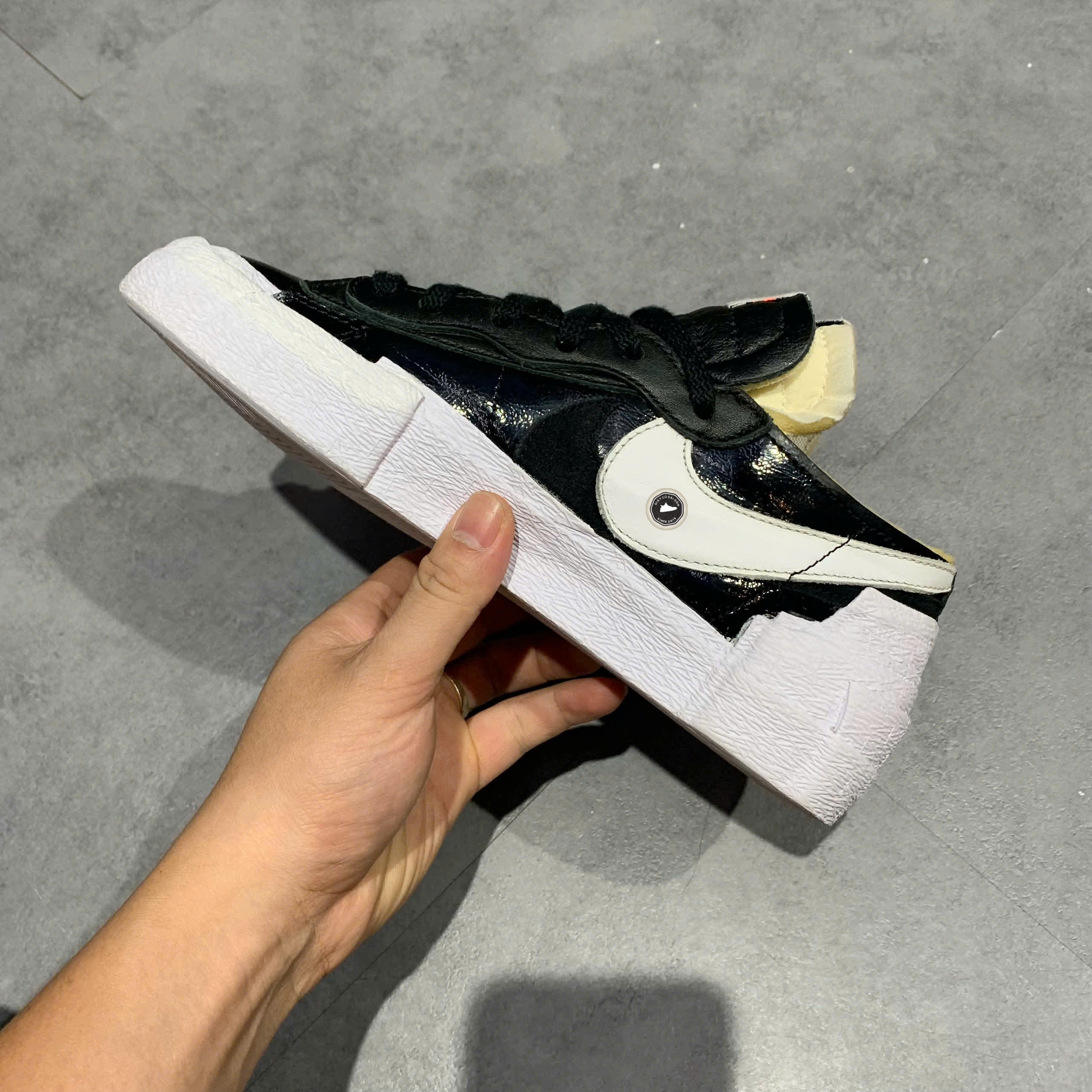 NIKE BLAZER LOW SACAI BLACK PATENT LEATHER DM6443-001 SIZE 38 GIÀY 2HAND CHÍNH HÃNG PVN20947