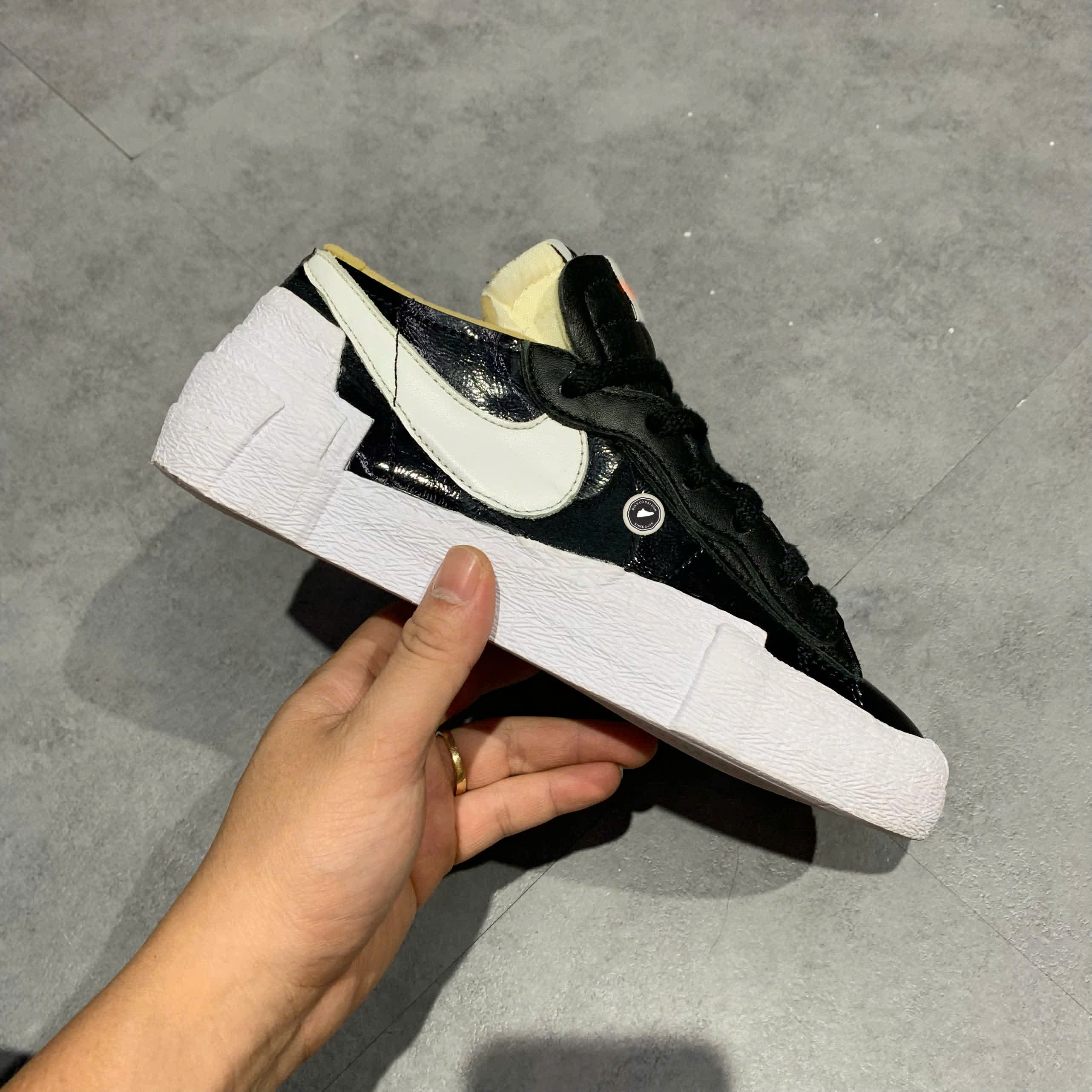 NIKE BLAZER LOW SACAI BLACK PATENT LEATHER DM6443-001 SIZE 38 GIÀY 2HAND CHÍNH HÃNG PVN20947