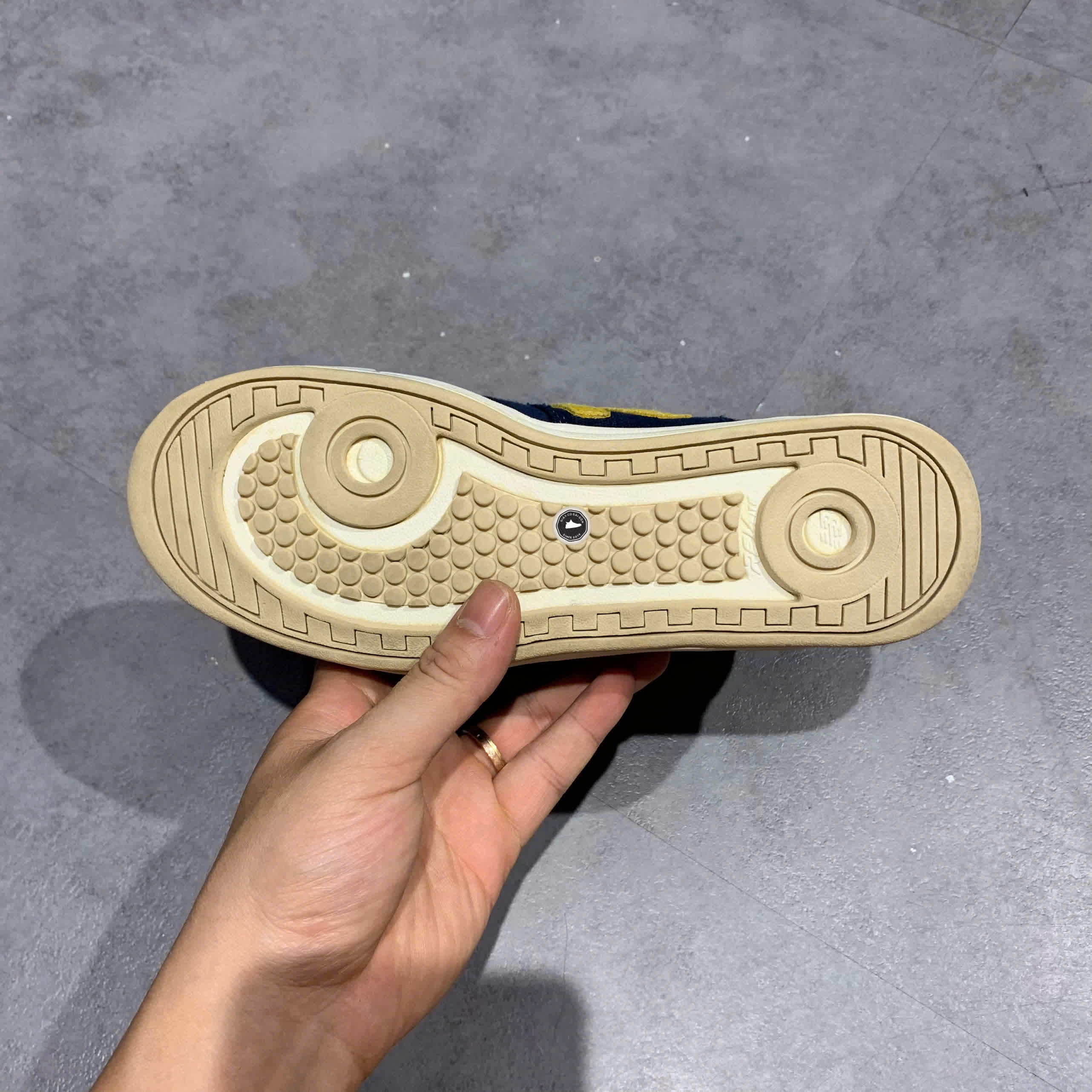 New Balance Unisex 300 Series Sneakers Blue/Yellow CRT300BB SIZE 36 GIÀY 2HAND CHÍNH HÃNG PVN20863