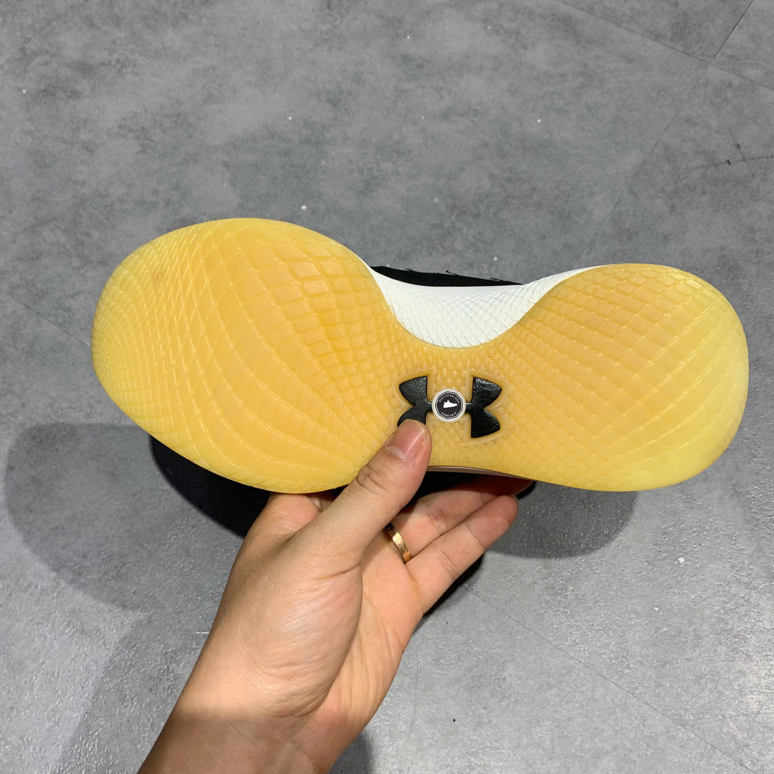 Under Armour Wmns Charged Breathe 'International Women's Day' 3023668 102 SIZE 38.5 GIÀY 2HAND CHÍNH HÃNG PVN20861