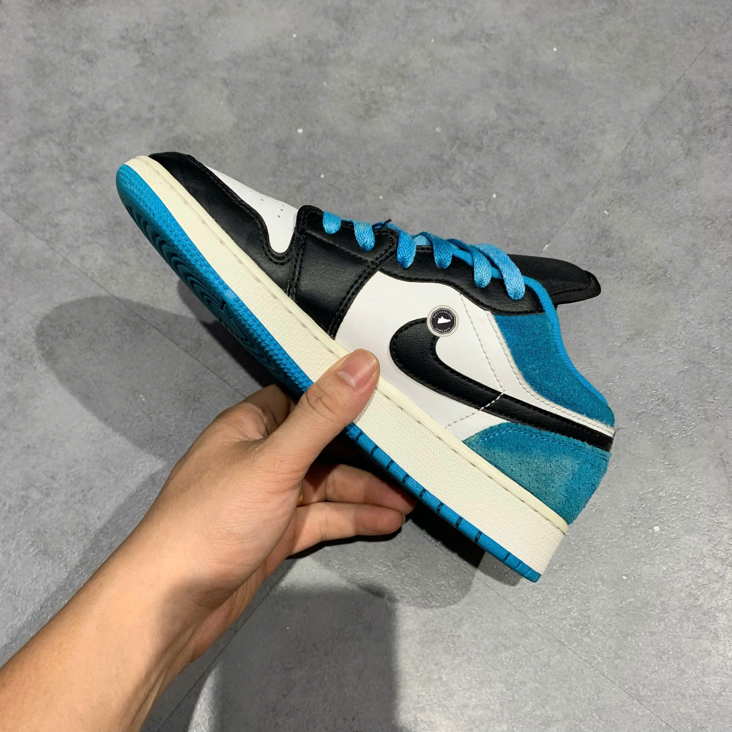 NIKE AIR JORDAN 1 LOW SE GS LASER BLUE CT1564 004 SIZE 37.5 GIÀY 2HAND CHÍNH HÃNG PVN20775