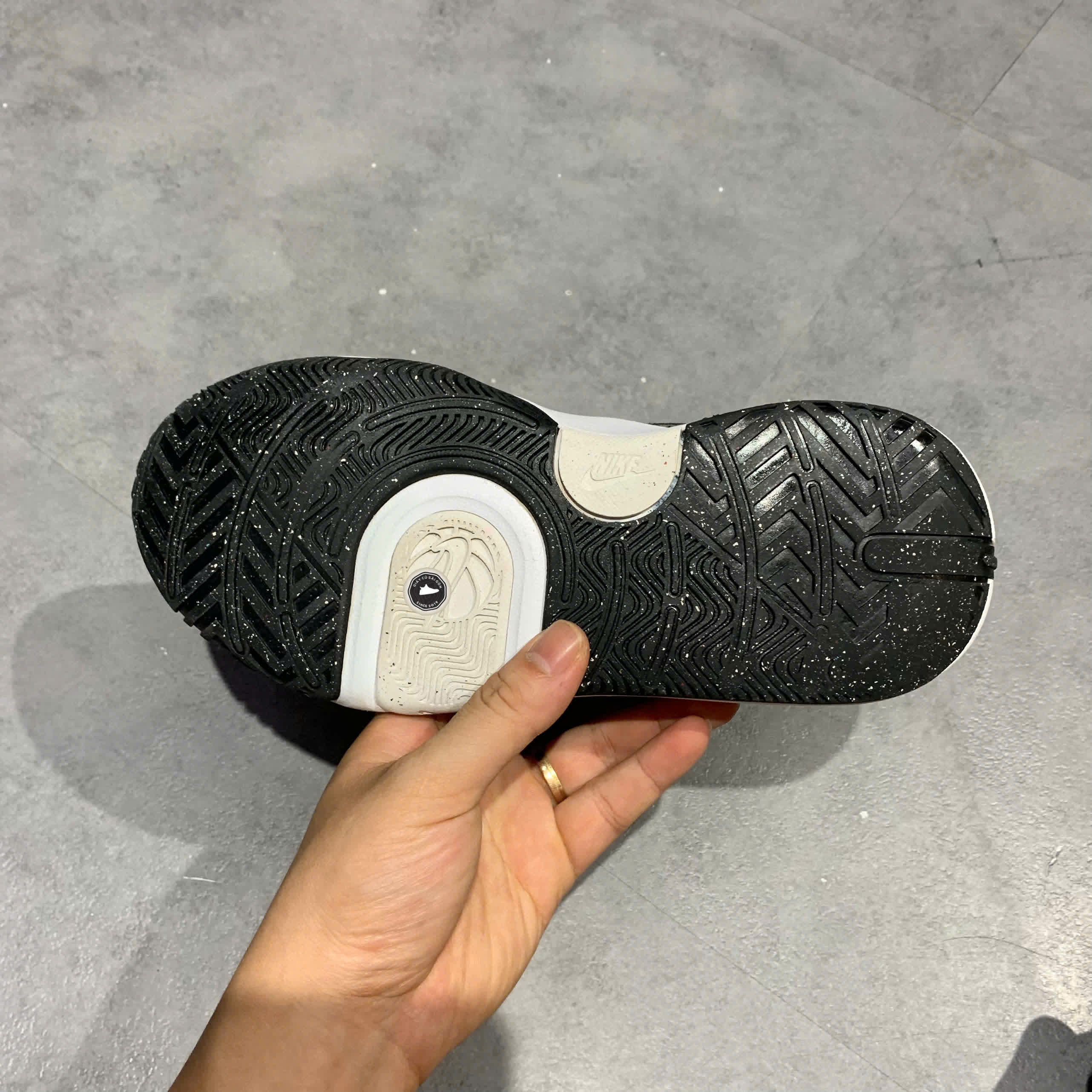 NIKE TEAM HUSTLE D 11 DV8996 004 SIZE 37.5 GIÀY 2HAND CHÍNH HÃNG PVN20849