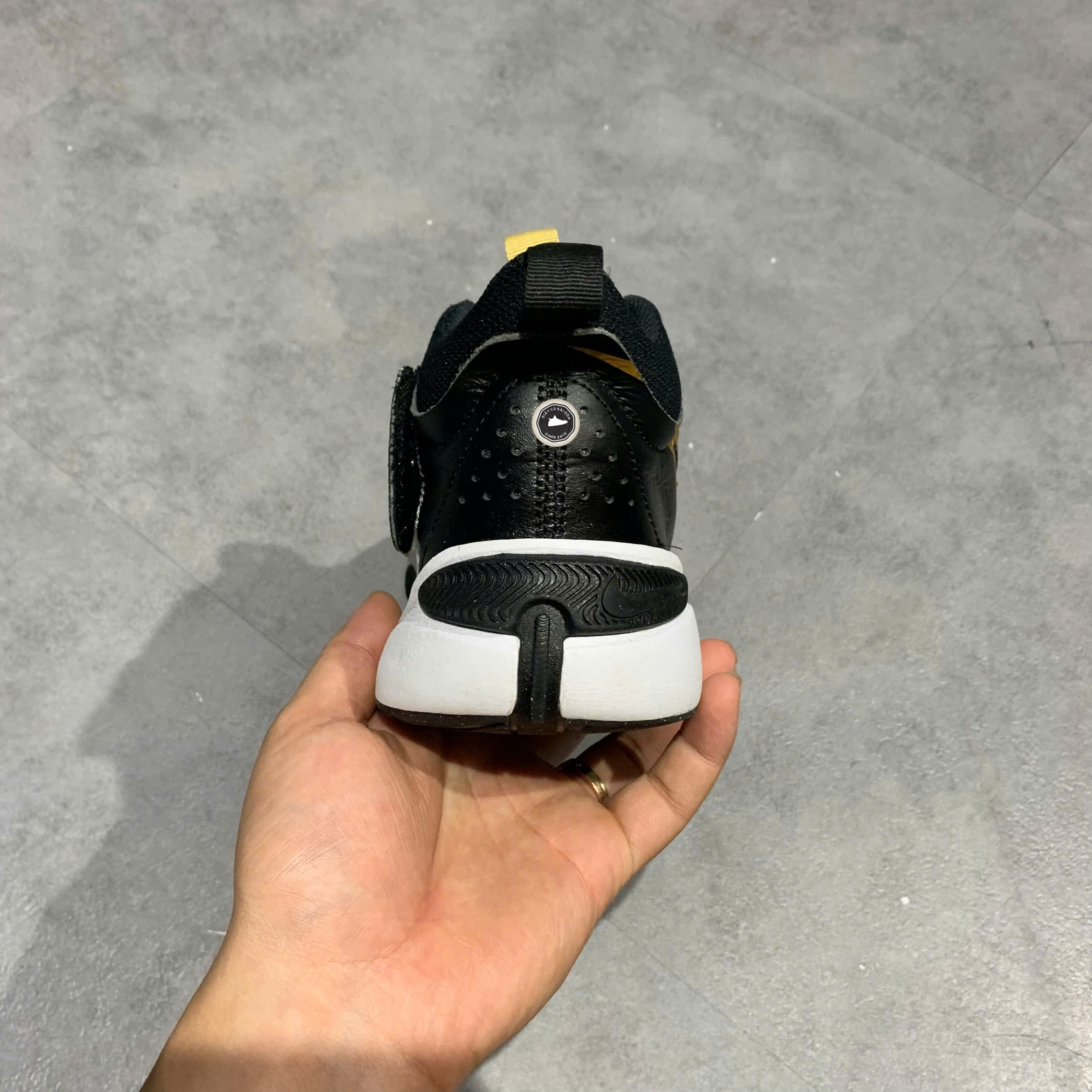 NIKE TEAM HUSTLE D 11 DV8996 004 SIZE 37.5 GIÀY 2HAND CHÍNH HÃNG PVN20849