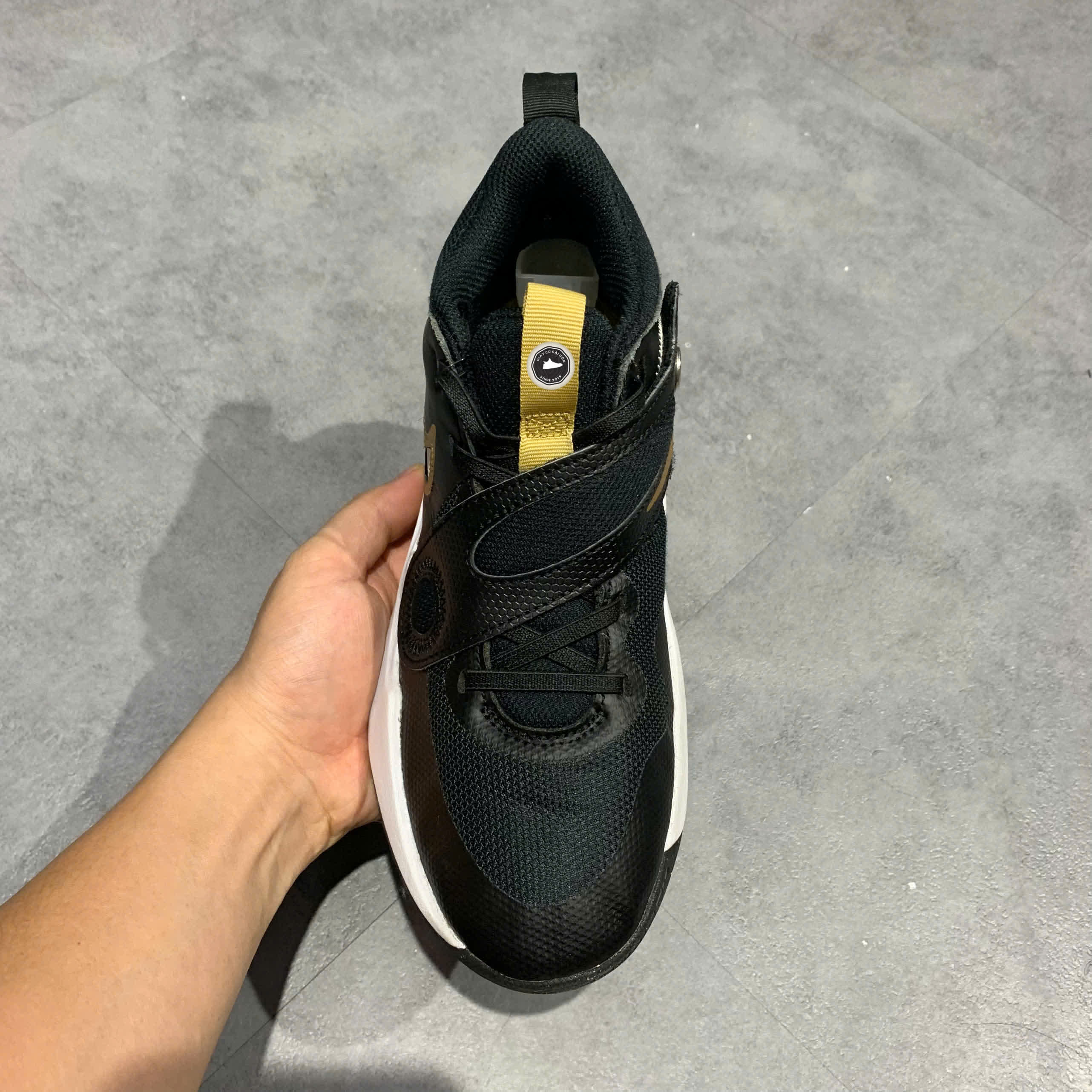 NIKE TEAM HUSTLE D 11 DV8996 004 SIZE 37.5 GIÀY 2HAND CHÍNH HÃNG PVN20849