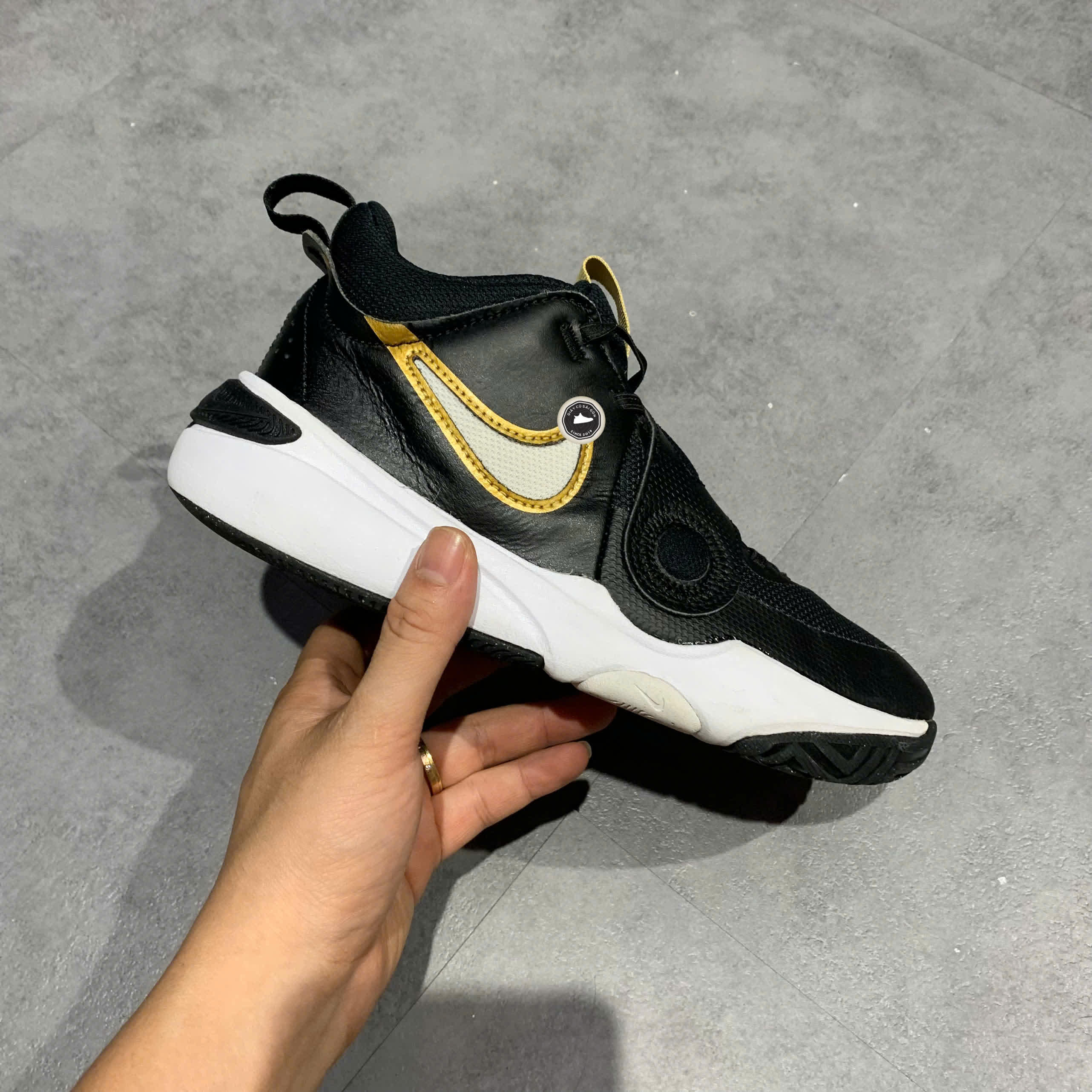 NIKE TEAM HUSTLE D 11 DV8996 004 SIZE 37.5 GIÀY 2HAND CHÍNH HÃNG PVN20849