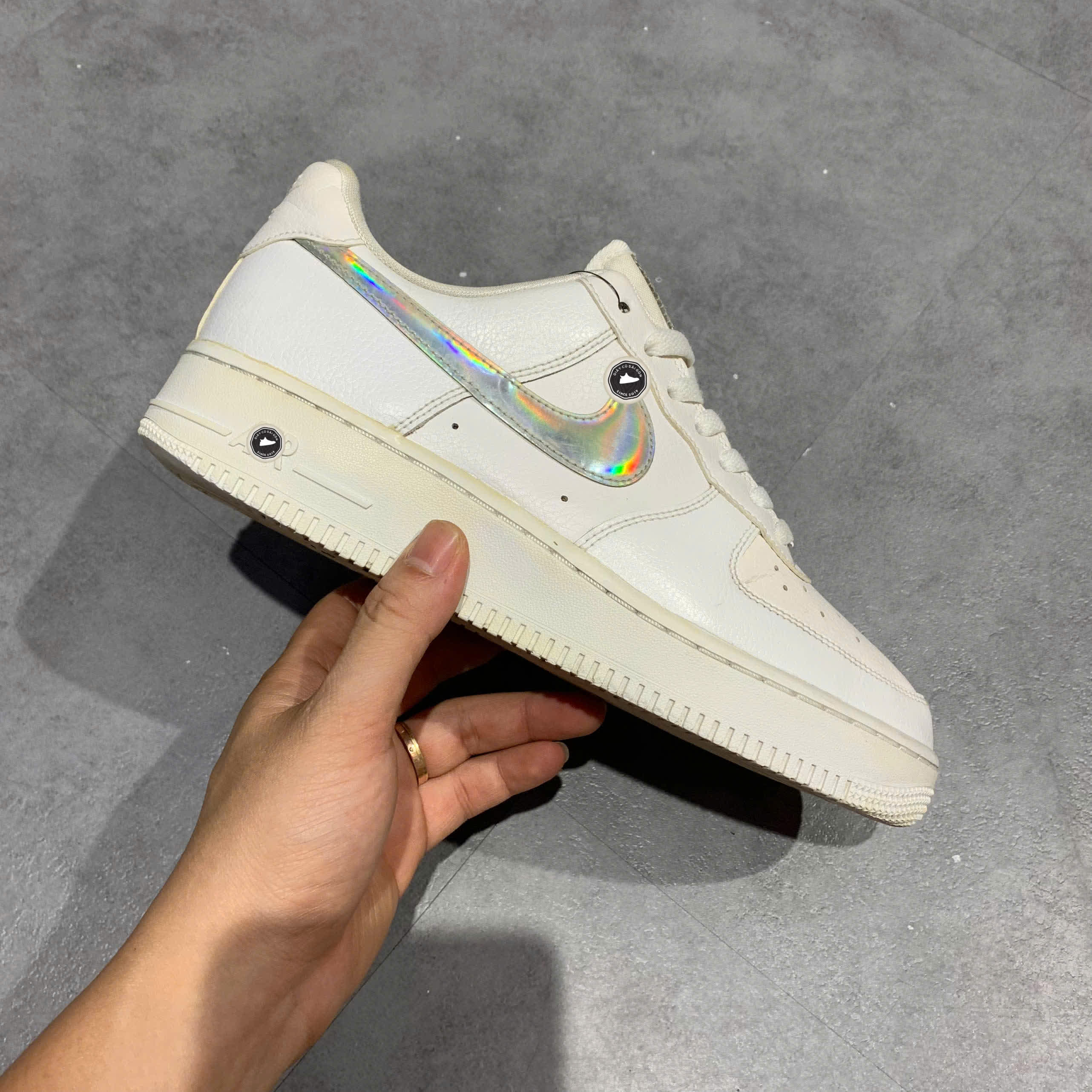 Nike Air Force 1 Low White Iridescent Swoosh CJ1646-100 SIZE 39 GIÀY 2HAND CHÍNH HÃNG PVN20711