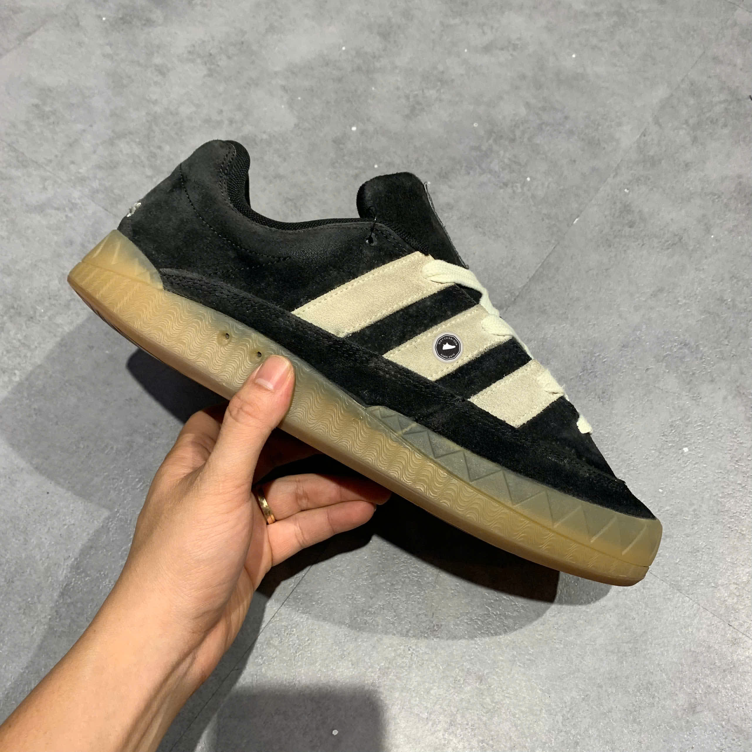 ADIDAS ADIMATIC CORE 'BLACK WHITE GUM' IE2224 SIZE 45 1/3 GIÀY 2HAND CHÍNH HÃNG PVN20539