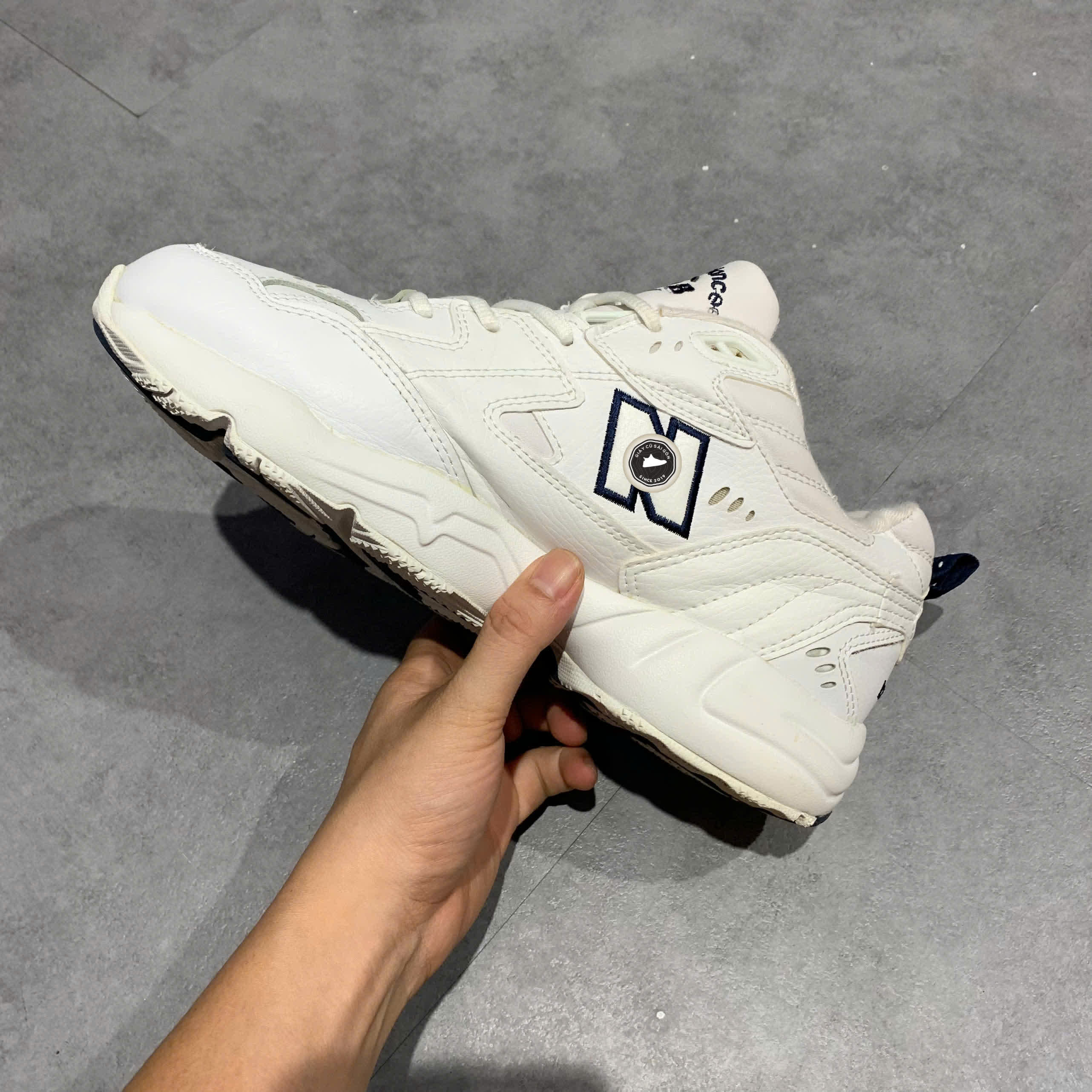 NEW BALANCE WMNS 608 V5 'WHITE NAVY' WX608WT SIZE 43 GIÀY 2HAND CHÍNH HÃNG PVN20379