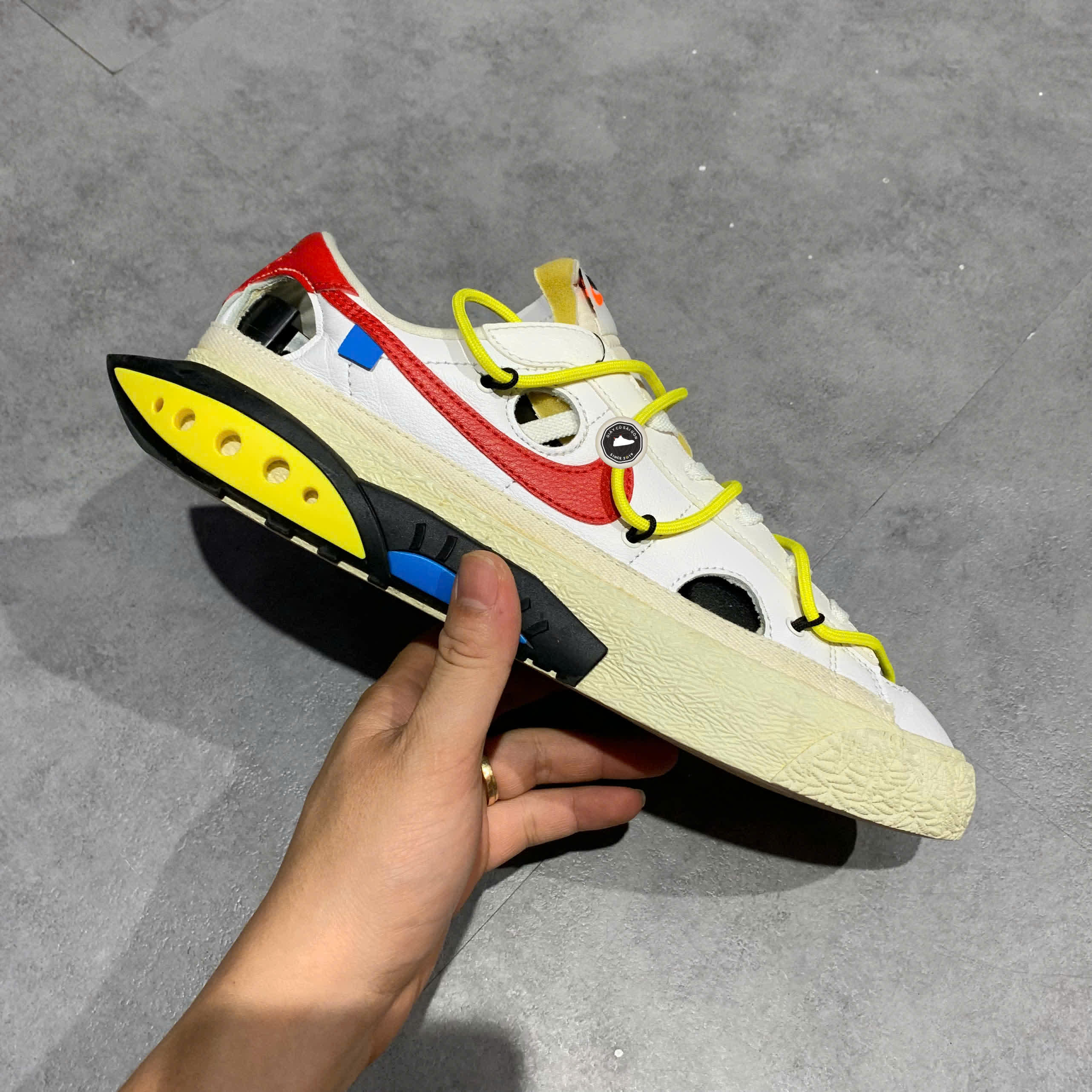NIKE BLAZER LOW OFF-WHITE WHITE UNIVERSITY RED DH7863-100 SIZE 43 GIÀY 2HAND CHÍNH HÃNG PVN20628