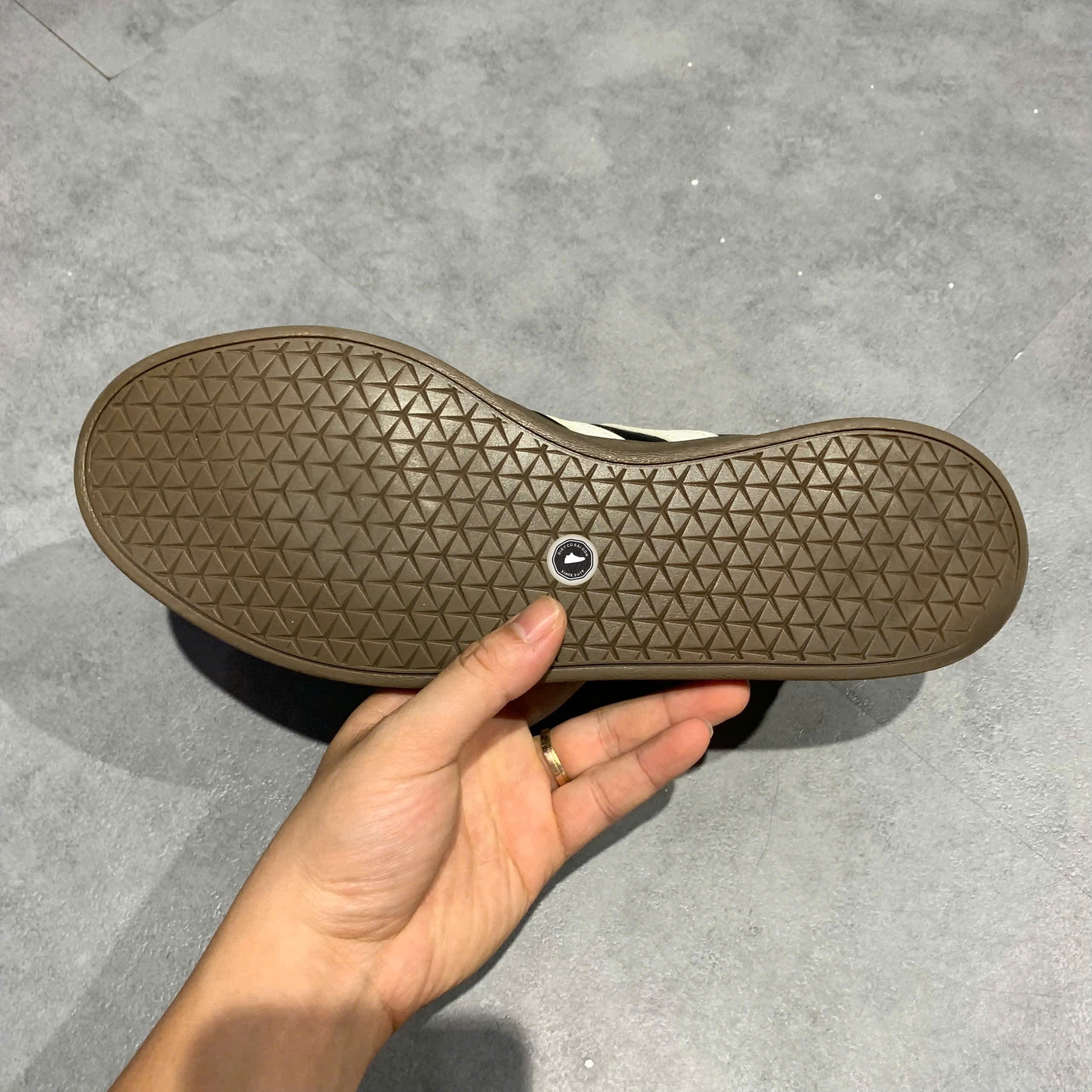 ADIDAS VL COURT 2.0 'BLACK WHITE GUM' ID6017 SIZE 44 GIÀY 2HAND CHÍNH HÃNG PVN20377