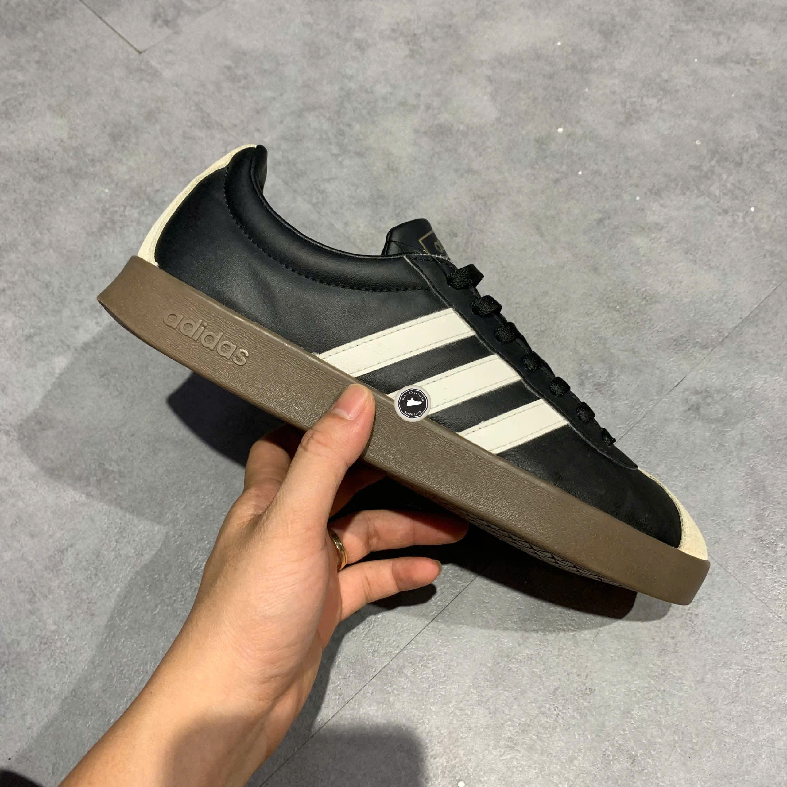 ADIDAS VL COURT 2.0 'BLACK WHITE GUM' ID6017 SIZE 44 GIÀY 2HAND CHÍNH HÃNG PVN20377