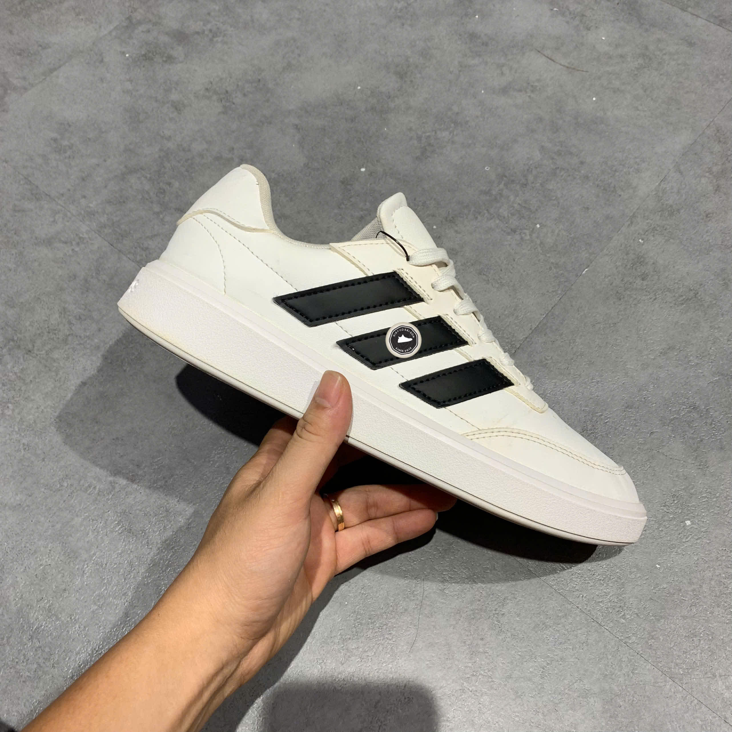 Giày thời trang Adidas Courtblock Unisex IF4033 SIZE 42 GIÀY 2HAND CHÍNH HÃNG PVN20474