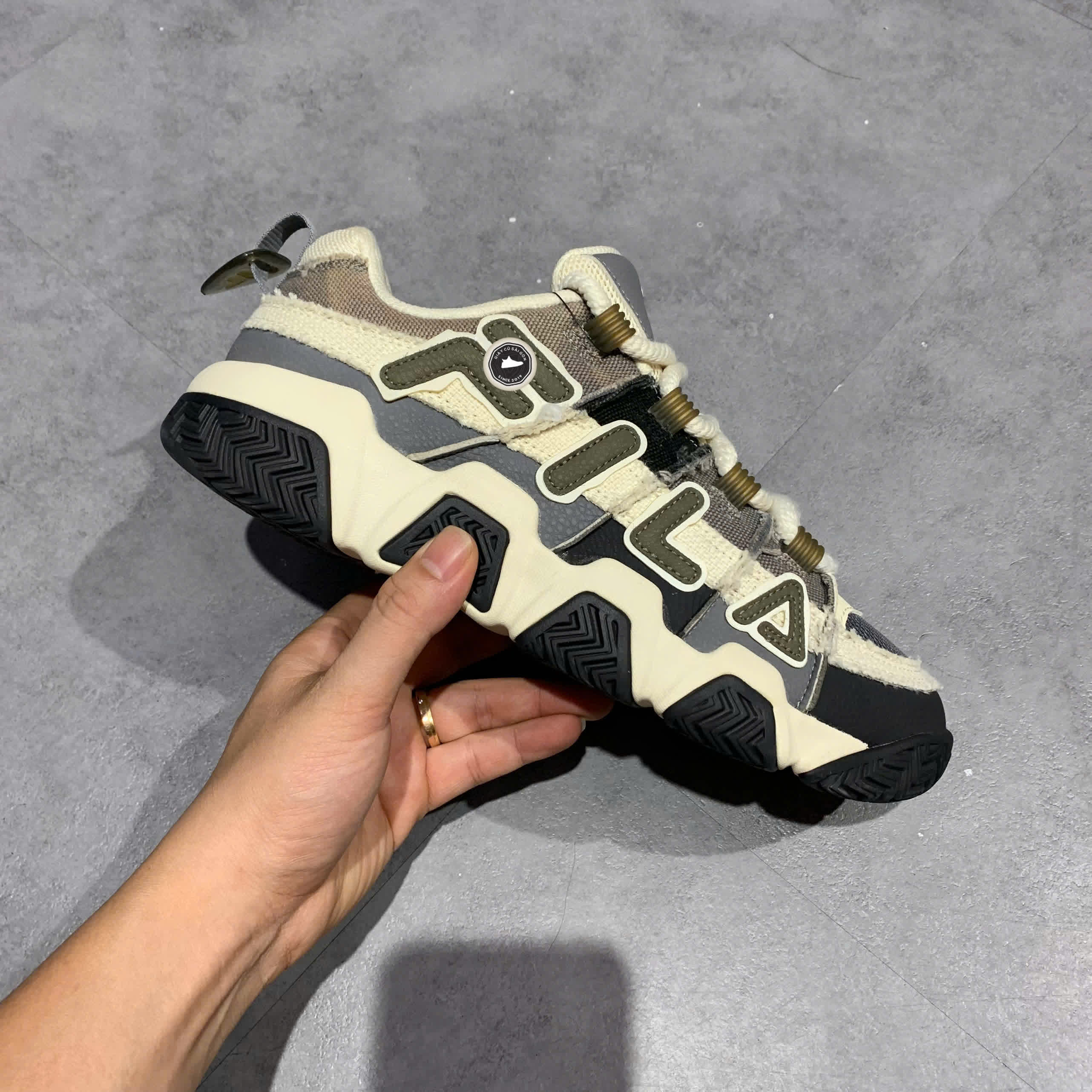 FILA FUSION Barricade Sneakers Grey Tan T12M433207FSA SIZE 42 GIÀY 2HAND CHÍNH HÃNG PVN20432