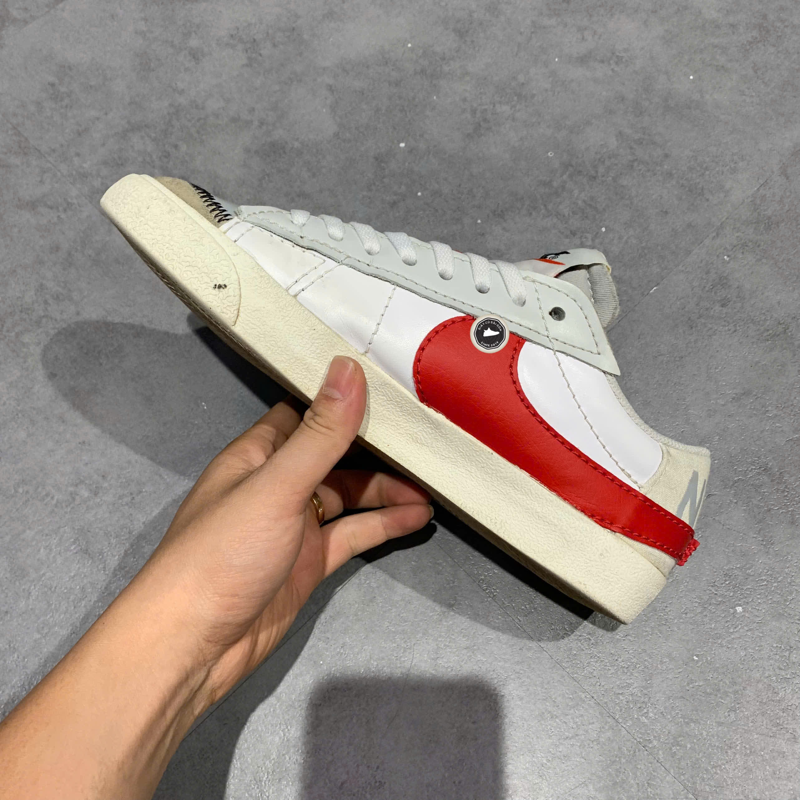 NIKE BLAZER LOW '77 JUMBO 'WHITE UNIVERSITY RED' DQ8769 100 SIZE 42.5 GIÀY 2HAND CHÍNH HÃNG PVN20429