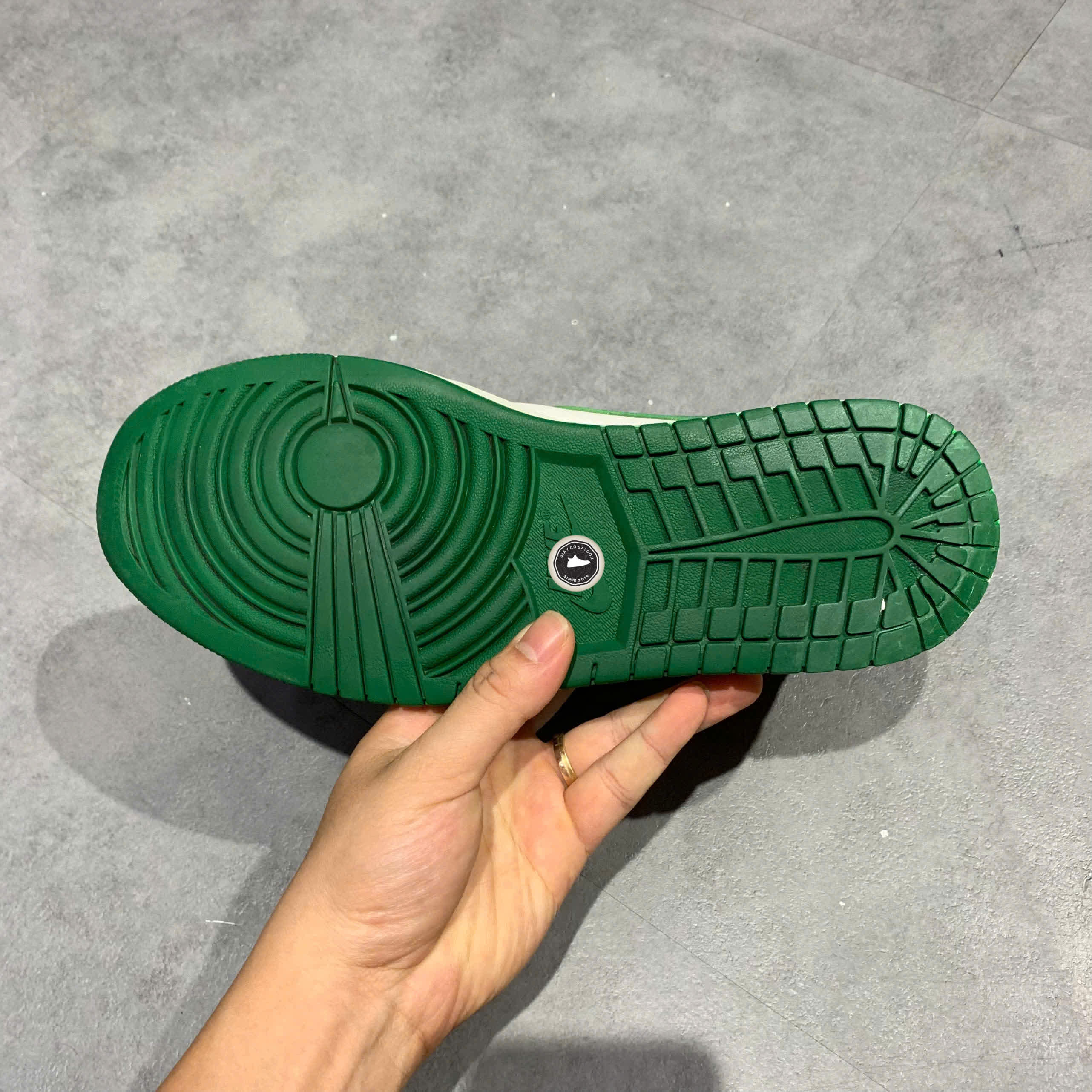 Air Jordan 1 Mid Green Toe 554724 067 SIZE 42 GIÀY 2HAND CHÍNH HÃNG PVN20577