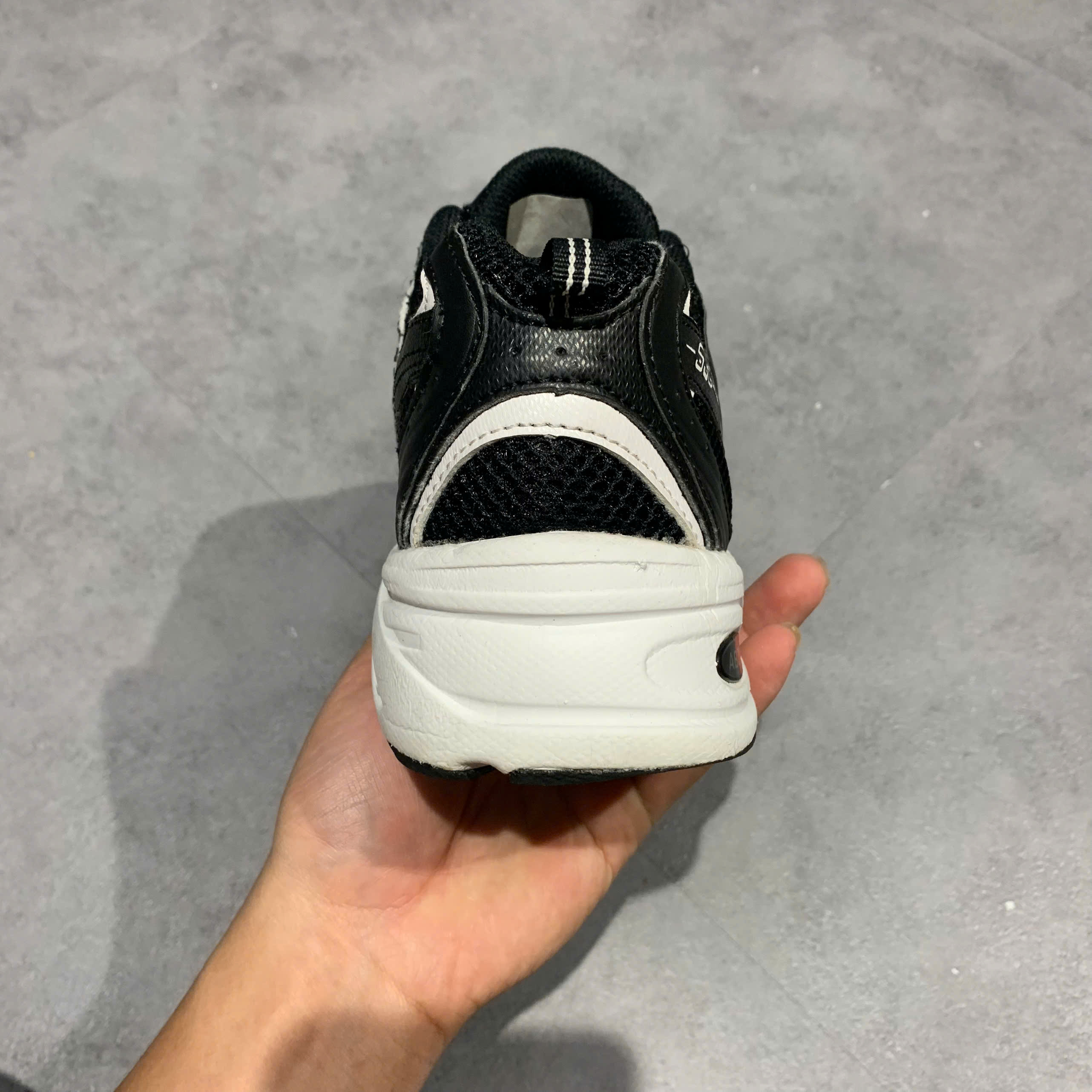 NEW BALANCE 530 'BLACK WHITE' MR530SD SIZE 42 GIÀY 2HAND CHÍNH HÃNG PVN21047