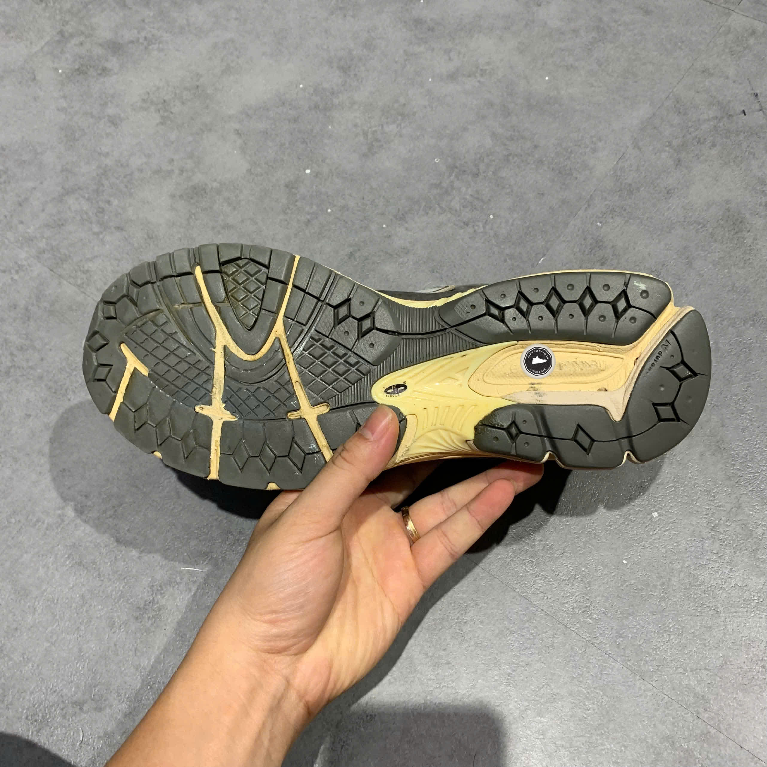 New Balance 2002R Black Dark Grey Phantom M2002RHO SIZE 42 GIÀY 2HAND CHÍNH HÃNG PVN21013