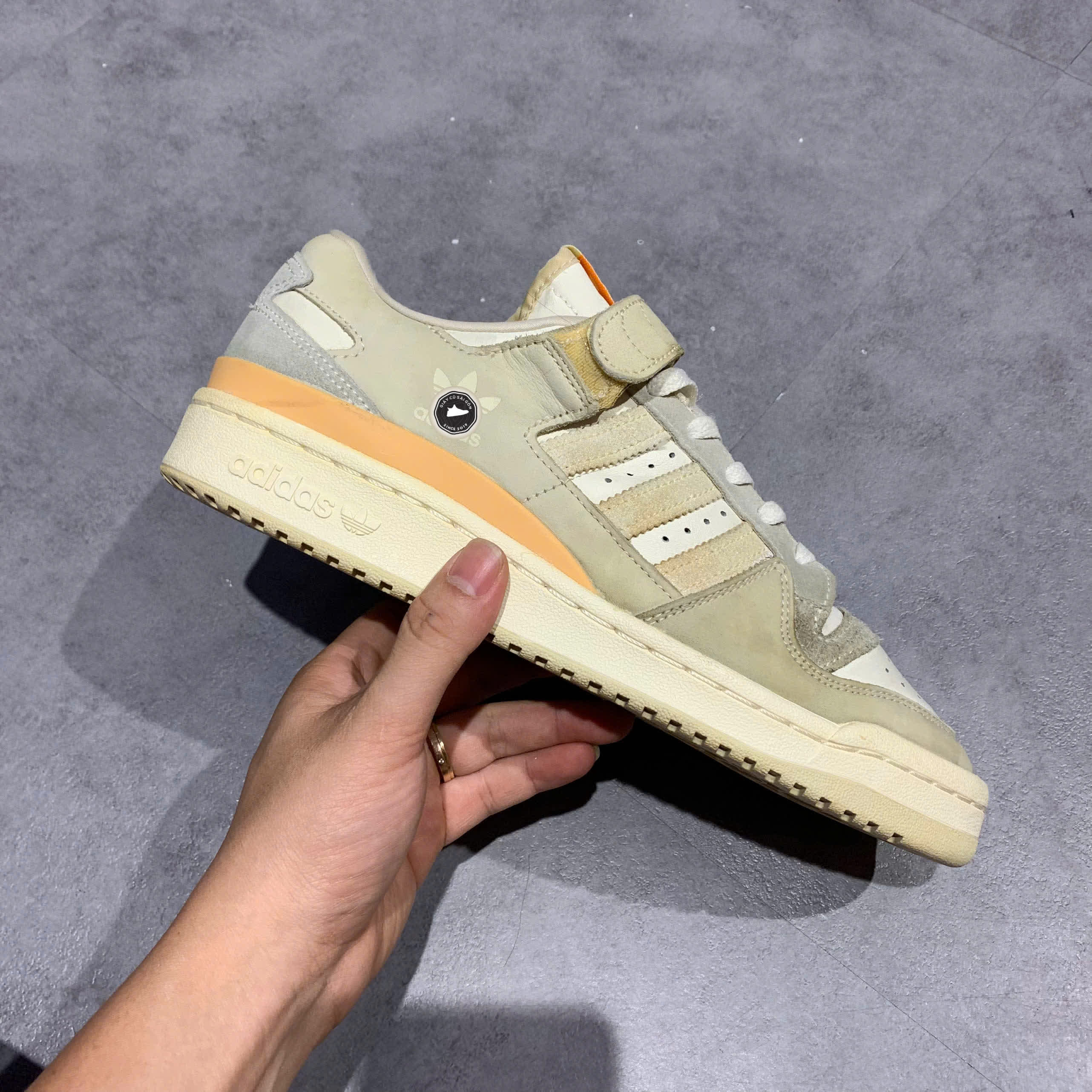 ADIDAS FORUM 84 LOW 'CREAM WHITE ALMOST YELLOW' HQ6332 SIZE 42 GIÀY 2HAND CHÍNH HÃNG PVN20384